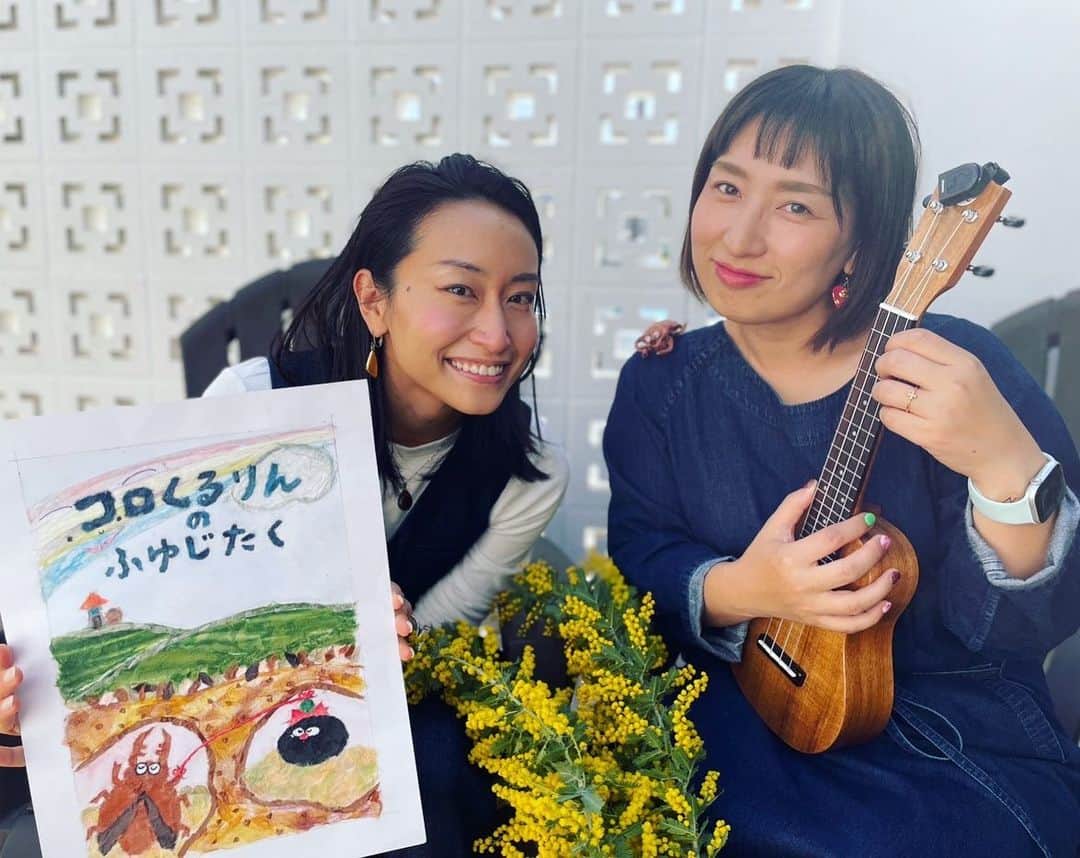 青柳愛のインスタグラム：「Mimosa day💐絵本の読み聞かせ📚 裁縫好きの仲間が増えてゆくこの頃。 写りこむ姿が可愛いひと。 私がそっちしたかった！」