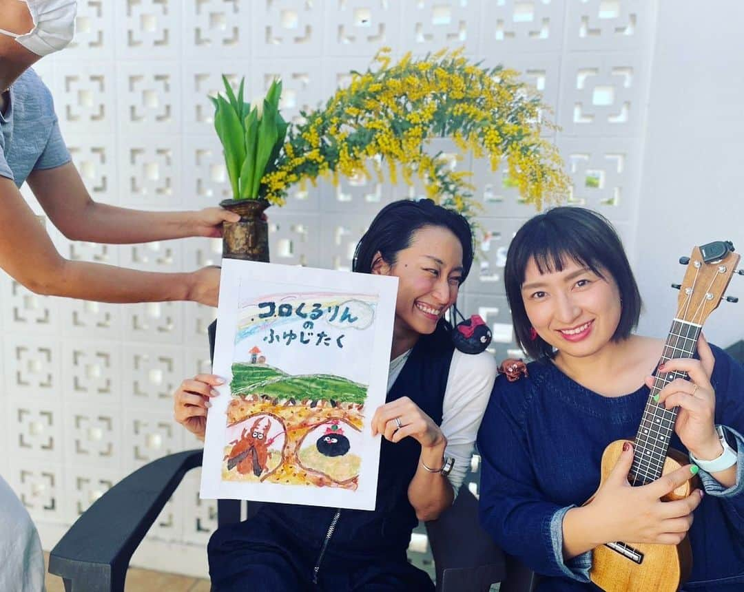 青柳愛さんのインスタグラム写真 - (青柳愛Instagram)「Mimosa day💐絵本の読み聞かせ📚 裁縫好きの仲間が増えてゆくこの頃。 写りこむ姿が可愛いひと。 私がそっちしたかった！」3月8日 16時57分 - aoyagiakayagi