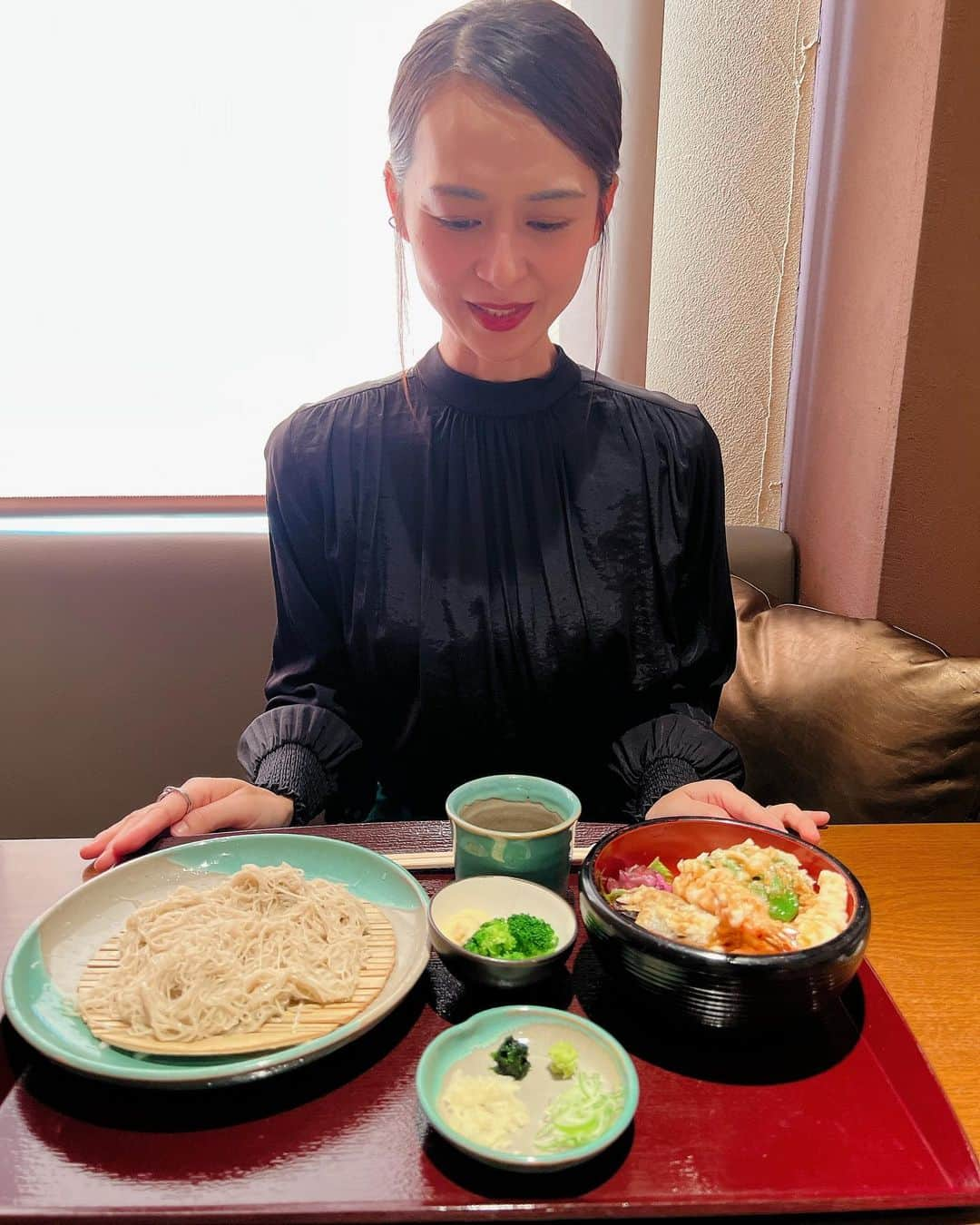 井川絵美さんのインスタグラム写真 - (井川絵美Instagram)「・ ・ 📍手打ち蕎麦屋　こんくらい ・ 気になっていたお蕎麦屋さん！ 元公邸料理人さんが作る賞味期限は今すぐのお蕎麦。 賞味期限今すぐってどうゆう意味？ と、わくわくで待っていたら 見たことないほど極細の 絹糸のようなお蕎麦が現れた‼︎ そうめんより細い‼︎ すぐくっついちゃうから急いで食べる‼︎って意味だったのね〜 するするっとした食感だけどしっかりコシもあり、めっちゃ美味しい✨ 天丼の味も好き❤︎ 他にも紅富士マス丼もあったよ〜 ・ ・ #浜松市 #浜松ランチ #手打ち蕎麦屋のこんくらい」3月8日 17時04分 - igawa_emi