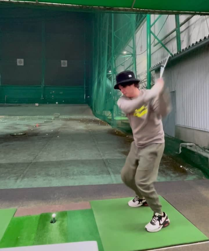 しゅうぺいのインスタグラム：「こんな日もあるさ、、、 練習頑張ります🏌️ もうやだよ、、、笑  ※音ありでみてください。  #ゴルフ #ゴルフ初心者 #ドライバー #打ちっぱなし #srixon  #taylorMade #MASTERBUNNYEDITION #DESCENTE #NIKE #golf #ゴルフ誘って下さい #ゴルフ教えて下さい #僕がどんなに君を好きか君は知らない #郷ひろみ さん」