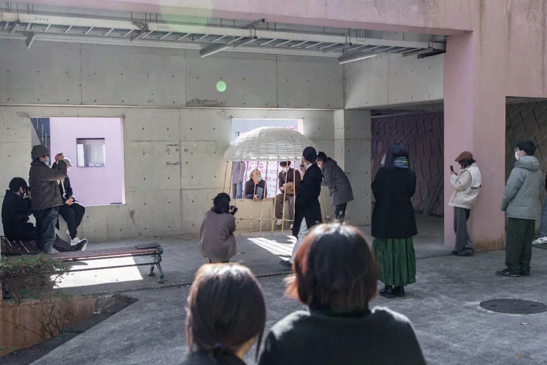 東京造形大学 Tokyo Zokei Universityさんのインスタグラム写真 - (東京造形大学 Tokyo Zokei UniversityInstagram)「_ 室内建築専攻領域3年生 研究指標科目 「室内建築F」講評会（後期）の様子  すでにある空間を学生それぞれの発想で変容させ、新しい場の創出を試みることを目的とした授業💡 いつも当たり前に過ごしている空間に、新たな体験が創出されました😉🌿  #東京造形大学 #デザイン #アート #美術 #美術大学 #大学 #美大 #授業 #室内建築 #建築 #空間デザイン #家具デザイン #八王子 #横浜線 #相原駅 #tokyozokeiuniversity #tzu #zokei #design #arts #artuniversity #artschool #architecture #spacedesign #furnituredesign #hachioji #yokohamaline #aiharastation」3月8日 17時19分 - tokyo_zokei_univ_official