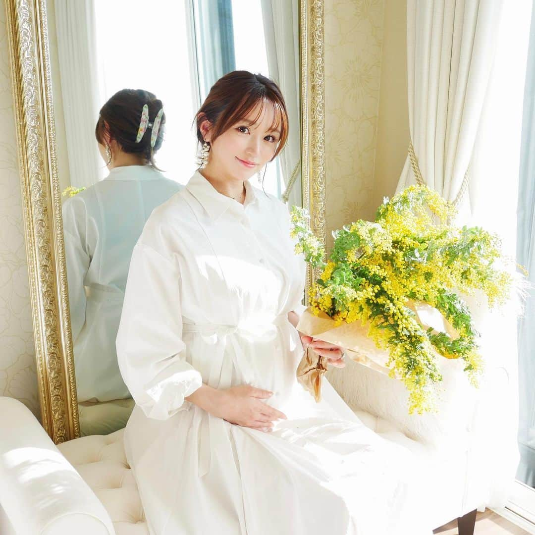 松岡里枝のインスタグラム：「3月8日は国際女性デー&ミモザの日💛  女性は、結婚、妊娠、出産などで ライフスタイルがガラリと変わっていく方も多いですよね🌷  今の時代は女性の社会進出や 活躍されている輝かしい方が沢山いて皆さん素敵✨  働く女性も、 専業主婦の女性も、 みんな頑張ってる🥰  キラキラ眩しく輝いている時も そうでない時も、 誰かと比べることなく 自分の生き方に自信を持って、 みんなが毎日楽しく心穏やかに過ごせますように🌼  私もSNSを通して お仕事を通して 沢山の女性にちょっとでもhappyを届けられたら良いな🕊  そして、、今はまだお腹の中にいる この子がいつか少女から大人の女性になる頃には どんな世の中になっているのかな👶🏻🌸  優しく、真っ直ぐ、健やかに、 成長してくれたら良いな🤰🫶🏻  #国際女性デー #ミモザ #ミモザの日 #womansday #mimosa #internationalwomensday」