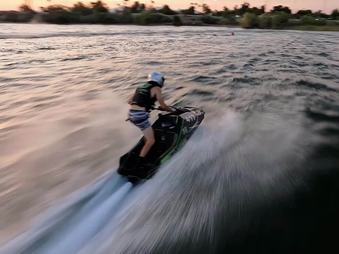 のインスタグラム：「#GoProMillionDollarChallenge 、受賞者で$100万ドルを山分け 💰 期限は2023年04月03日(月) 15:59。期限以内にお気に入りの映像を応募しよう！ 参加条件は #GoProHERO11 BlackまたはMiniで撮った未編集のクリップ。ハイライトビデオに採用されたら100万ドルを山分け！ 応募は GoPro.com/MDC から。  🎬 @matthiaswegeradventure, @xococoho, @zan_ruffy, @theo_demanez, @brody_port, @keahideaboitiz, @alexkyddphoto, @anthonyroobert, @micbergsma, @pachalight, @cocom4debarrelkilla, + @robert.wall  #GoPro #GoProJP #GoProAwards #HyperSmooth #水中撮影 #ダイビング #GoProアワード #海」