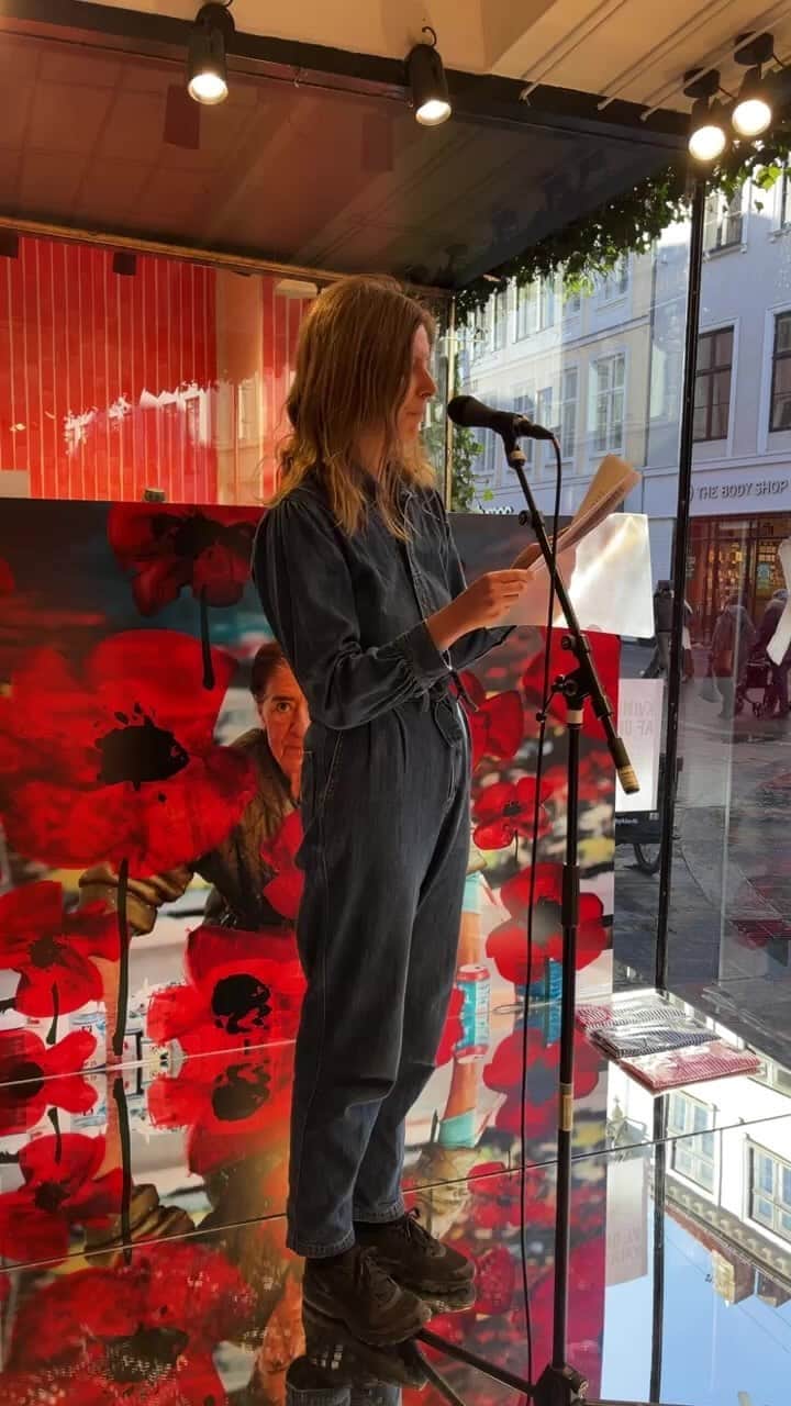 マッツノーガードのインスタグラム：「Asta Olivia Nordenhof performing spoken word ❤️」