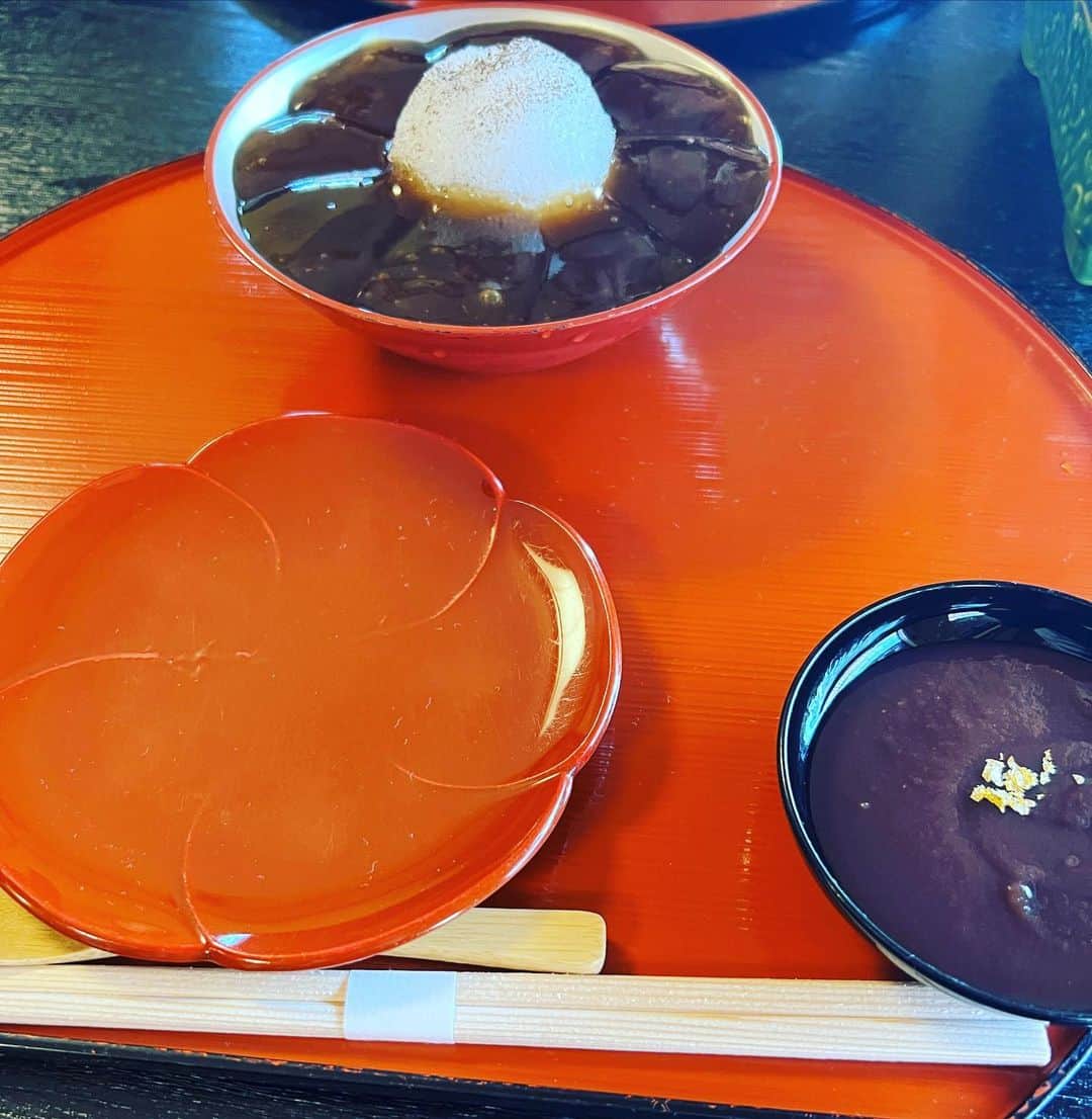 DJ SANCONさんのインスタグラム写真 - (DJ SANCONInstagram)「#京都おいでやす  新作 #お番茶のわらびもち　 #ぎおん徳屋 075-561-5554  Warabi mochi is a traditional Japanese dessert made from bracken starch, soybean flour and topped off with syrup  #わらびもち #京都わらびもち #京都 #Warabimochi #kyoto #kyotocity  #kyotosweets #京都スイーツ #京都和スイーツ」3月8日 23時21分 - djsancon