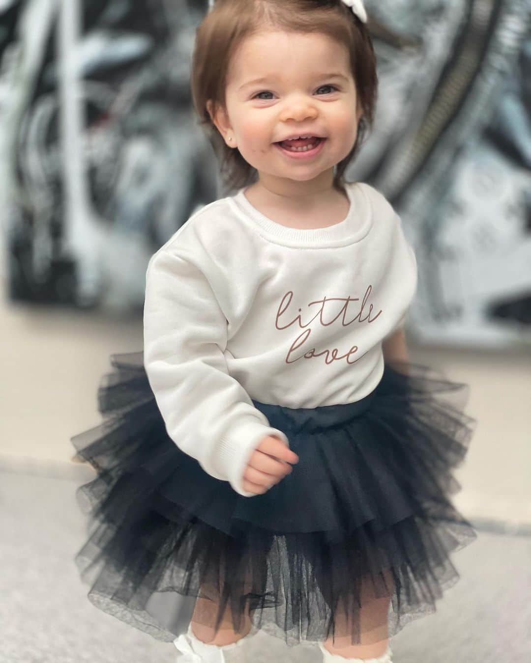 ダニエル・オハラのインスタグラム：「My little princess 👸🏻 thank you for her outfit @oh_dolly_sue 🖤」