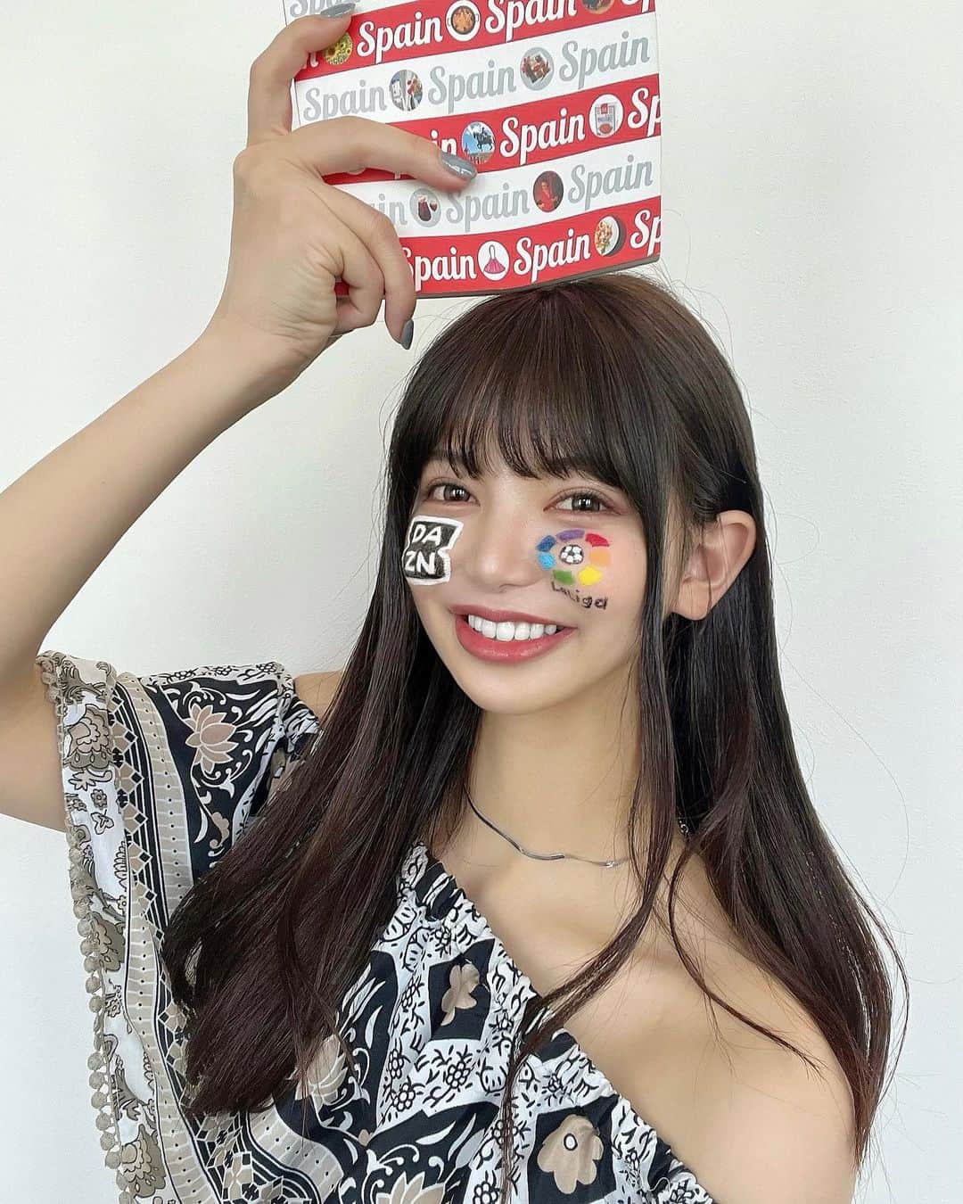 のインスタグラム：「なんと、、  DAZN様とラ・リーガ様にご招待いただき、ビルバオvsバルセロナの現地観戦に行ける事になりました😭🙏🇪🇸  今日からスペインに行ってきます✈️  現地の魅力をたくさん発信していきます！  ちなみにこの服は去年スペインで買ったふく  #LaLigaExperience #dazn  #スペイン旅行  #海外旅行  #サッカー観戦  #サッカー女子」