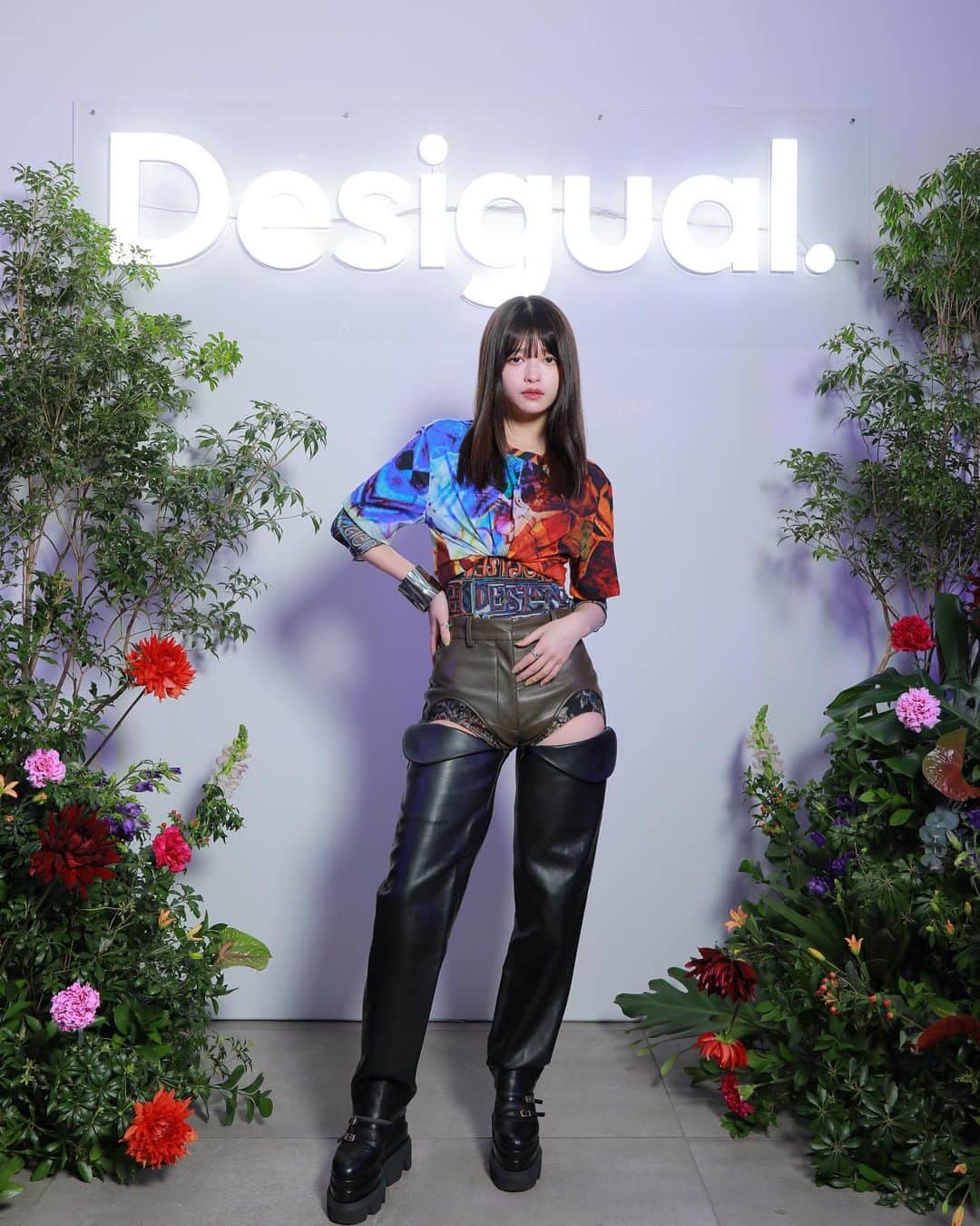 景井ひなのインスタグラム：「_ @desigual × M / mika ninagawaの コラボレーションコレクションのローンチパーティへ🌷 . 蜷川さんが今回のコレクションの為に撮り下ろした鮮やかな写真を落とし込んだアイテムと沢山のお花で溢れている素敵な空間で 心がワクワクしました🌷 このコレクションは本日3月8日から販売されるそうです..💗 . #NEWDESIGUAL #デシグアル #DESIGUAL」