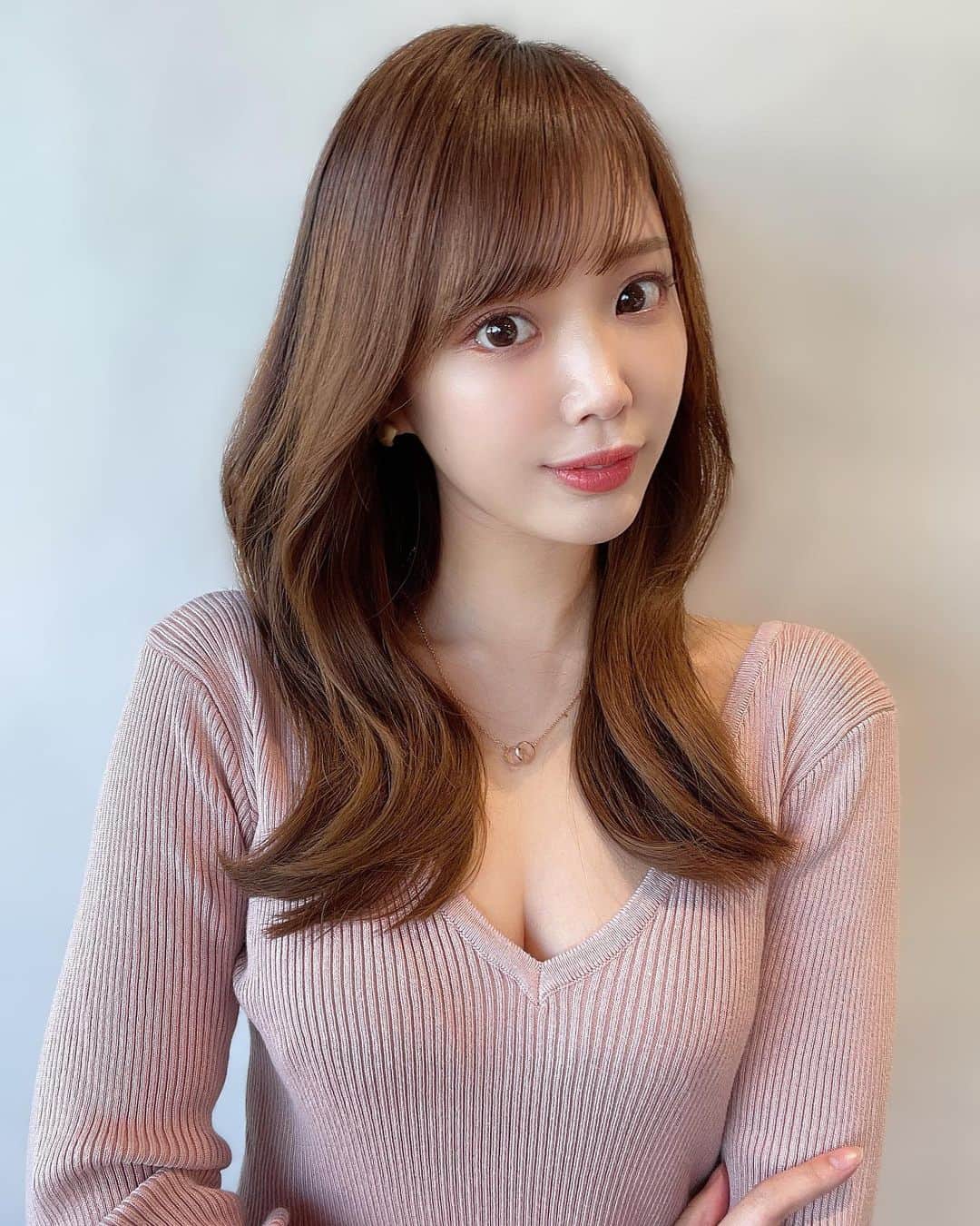 のインスタグラム：「ペガサスラッキーカラーにハマっております🙋‍♀️💗  ピンク全然好きじゃなかったけど25歳超えたあたりから好きになった🦄✨  自分のキャラのラッキーカラー知りたい人多かったら @misuzu_animal に12キャラ別ラッキーカラー投稿しようと思います🤍  #動物占い#占い師#ピンクコーデ#サロモ#撮影モデル#サロンモデル#ロングヘア#ミディアムヘア#ヘアスタイル#ヘアケア」
