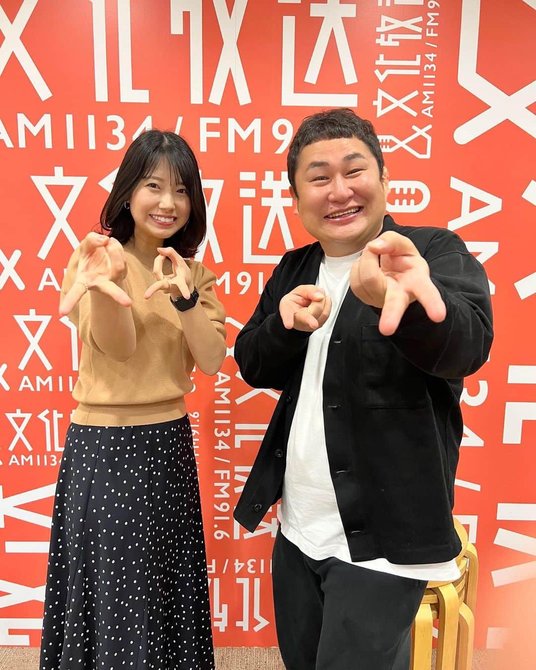 芦原優愛のインスタグラム：「. 昨日は、数年ぶりに文化放送へ！  といいますのも「レコメン！」のパーソナリティの、のりさんが3月で卒業されるということで、ご挨拶へ行かせていただきました！  11年やってたんだって！神様ですか。  芦原は、かつて文化放送で「リッスン？」という生放送番組のパーソナリティをやっていまして！ レコメン！→リッスン？と番組が流れていたから、レコメン！直後そのままのりさんに遊びに来ていただいたり、私もレコメン！に遊びに行ったり、そんなことを当時していました😂  いつもありがとうございました！  当時たくさんお世話になったし、楽しませていただいたから、少しでもご挨拶できて良かった！  と思っていたら、「せっかくだしオープニング出ていく？」っていう、昔のノリ？で急遽オープニングだけ出演！  グランジ遠山さんが最初からゲストでいらっしゃるそんな大事な日に、突然に入れていただきありがとうございました！  お二人とも最初っからテンションすごかったー！ 久しぶりに楽しかったー！！！  のりさんのラストDayは、3/23(木)22:00〜！ 私も聴くー！！！  #文化放送レコメン  #またラジオやりたいアルヨ」