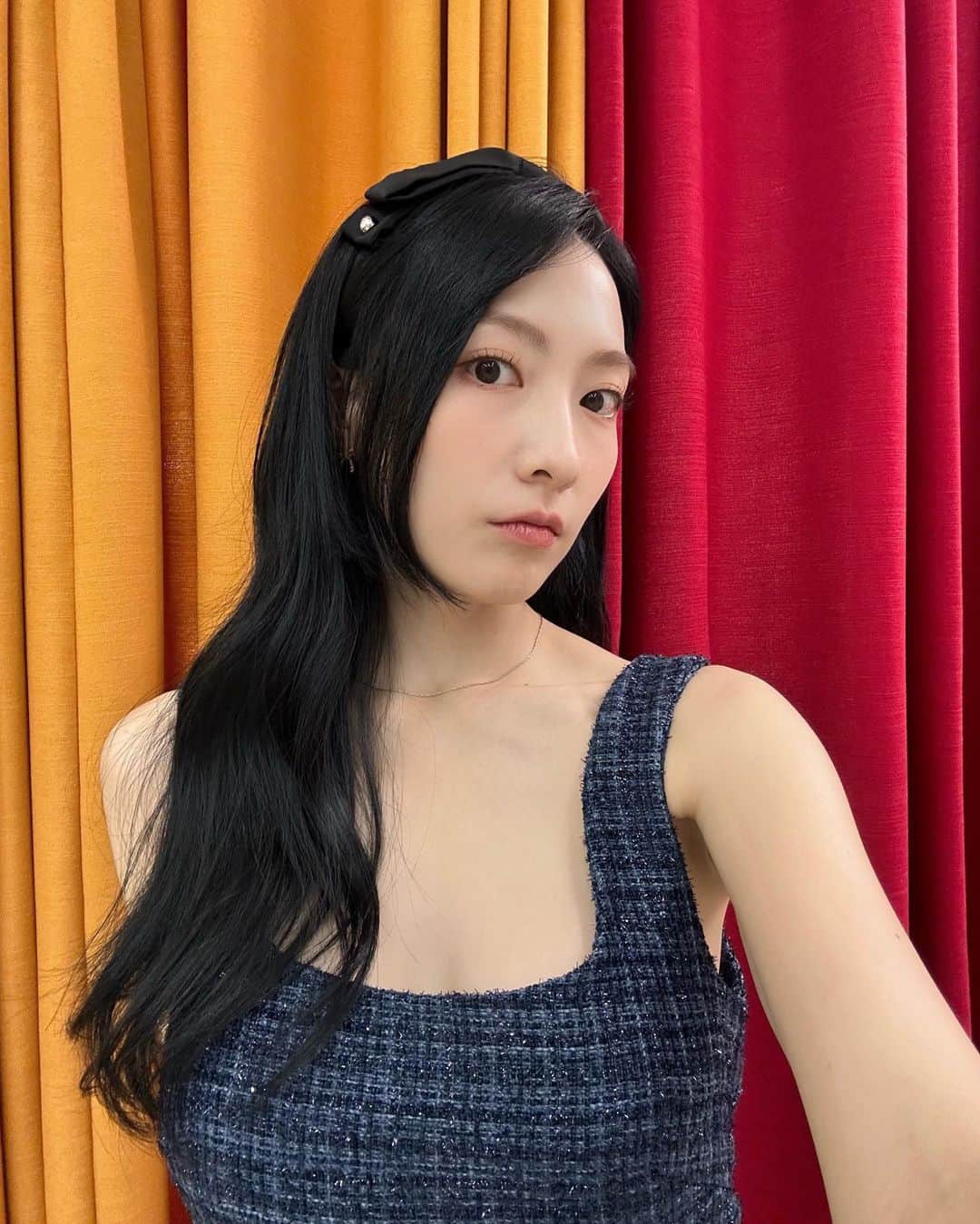 知英のインスタグラム：「무소식이 희소식이라구-  4월 8일에 만나 ❤️🧡💛💚💙💜」