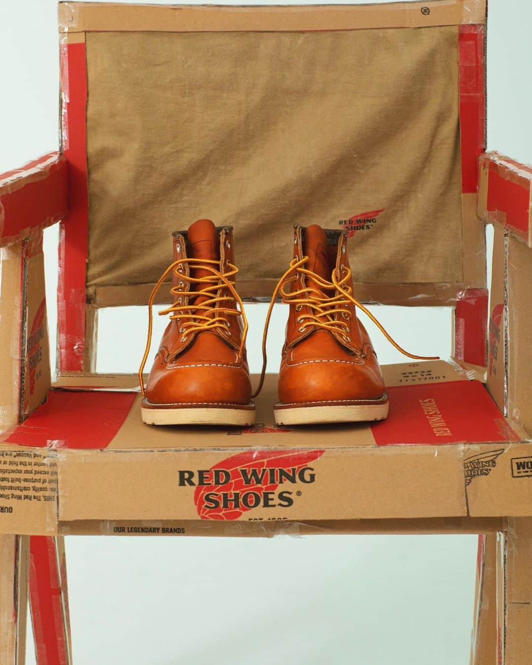 ミユさんのインスタグラム写真 - (ミユInstagram)「➰👞 RED WING 23 LOOKS 「COVER」 RED WINGの靴 昨日・今日・明日、いかなる時でも足元から我々の精神までのサポート役。 背中を押してくれる翼のような存在。そして支えてくれるから人生が弾む。 いつでも鮮度が高いから全て美味しく毎日一緒にいられる。 RED WING の箱 靴を大切に包み込んできた相棒役。 包みたいモノやコトやヒトの存在があるから、携わる全てのモノの歴史をサポートできる。」3月8日 18時04分 - _miugram_