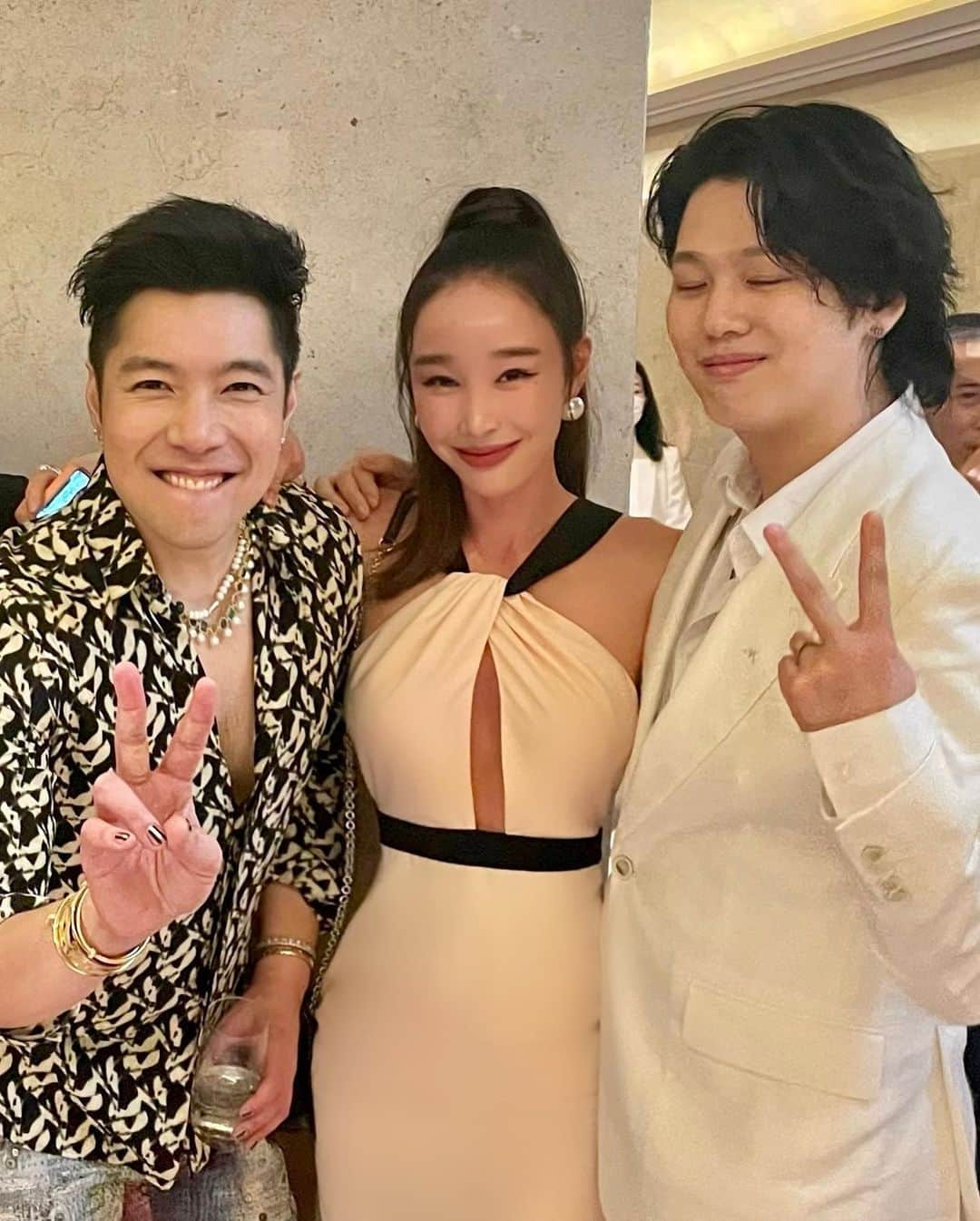 ロンさんのインスタグラム写真 - (ロンInstagram)「#apimahakaroon was great wedding party 🥳 Congratulation🎉 @kongkaroon & @p_apinara  We love you🥰」3月8日 18時12分 - chun_byoung_hwa