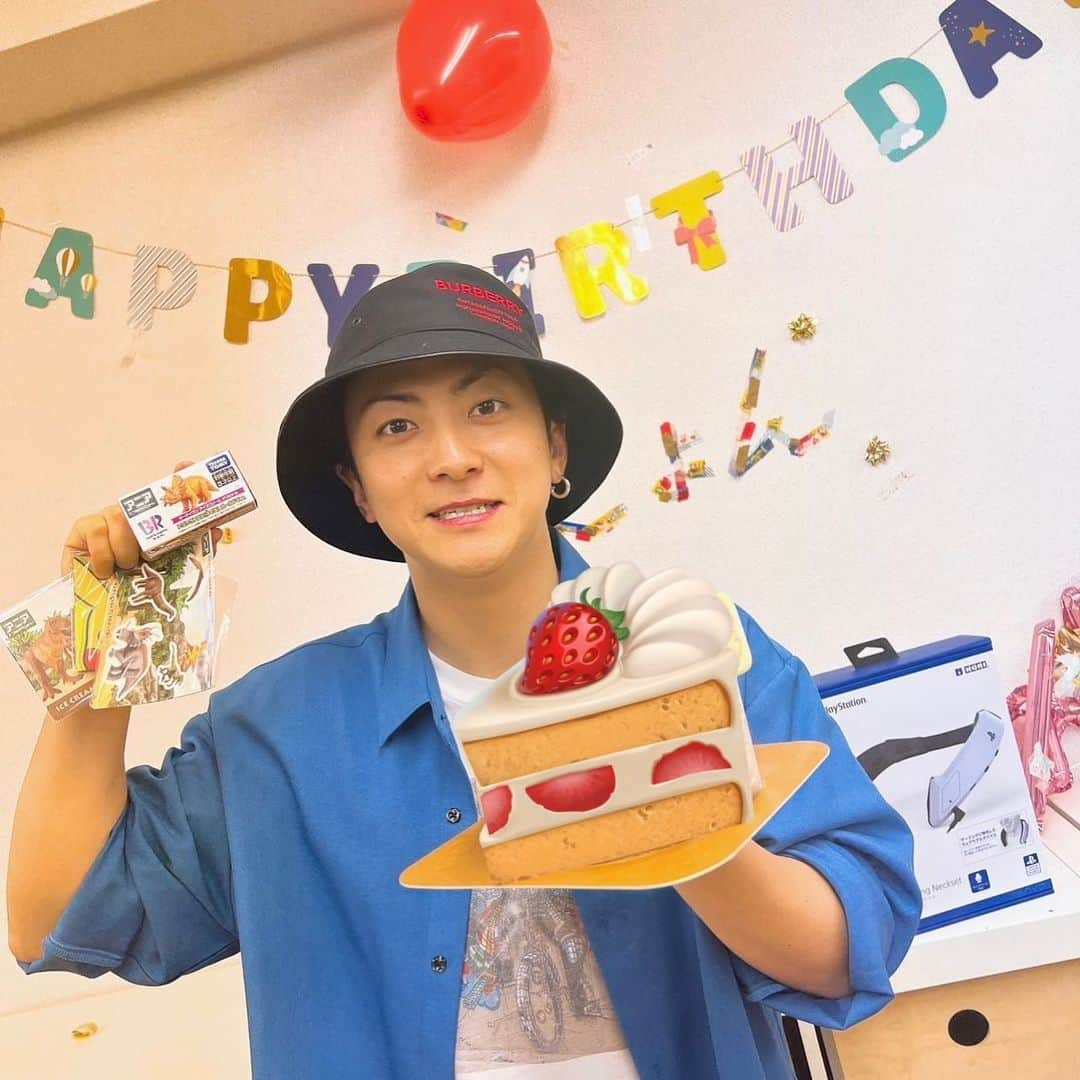 きょんのインスタグラム：「誕生日してくれた☺️🎂 また子供みたいなプレゼントもらった笑  ピアス似合ってるー？」