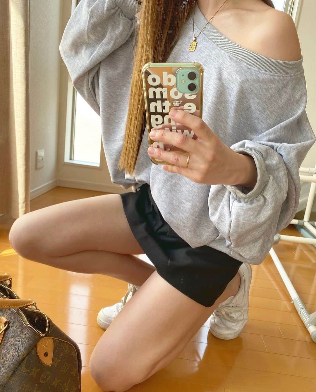 Saoriのインスタグラム：「オフショルの季節🌸 @shein_japan のスエット可愛いかった❣️  #ザラ#ザラ購入品#ザラ女#ファッション#zara#zara購入品#hm #ママファッション#grl #グレイル購入品#fashion#ディアンテ#diante#shein」