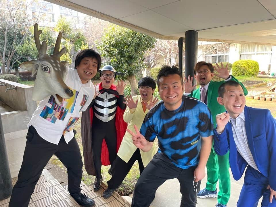 うえたけさんのインスタグラム写真 - (うえたけInstagram)「作品タイトル「THE営業メンバー🦸‍♂️🦹‍♂️」  ヒーローショーみたいなメンバー🦸🦹‍♀️ #長井崎小中一貫学校 の9年生を送る会✨ 全体を通して素晴らしいイベントなのは勿論、特に8年生の子たちが自分たちで考えて行動して作り上げる姿に感動🥹 こちらが色々と学ばさせて頂きました🙇‍♂️  いきますよ〜「長井崎」サイコー٩( ᐛ )و  手前のマント姿の方は「おのちゃんマン」さんではないですからね🤣」3月8日 18時23分 - numanzu_uetake