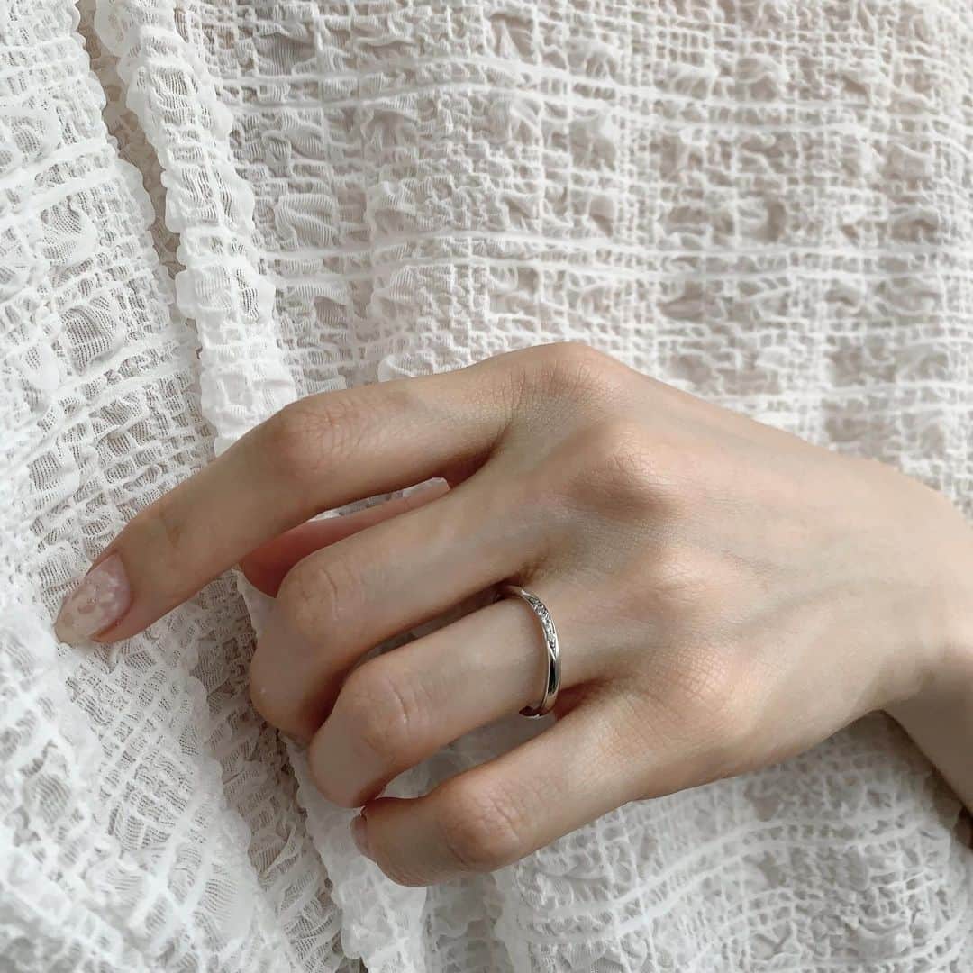 BIJOUPIKO(ビジュピコ)さんのインスタグラム写真 - (BIJOUPIKO(ビジュピコ)Instagram)「幸福感溢れるピンクダイヤで手元からハッピーオーラ全開！ ． 「永遠の絆」という宝石言葉を持ち、 愛と透明性をパートナーとの間にもたらす ピンクダイヤモンド。 婚約指輪の両サイドに留められており、 身につけるあなたの魅力を 豊かに引き出してくれるのです🧚🏻‍♀️ ． ． コンセプト💐 -流れ星- 願いを叶えてくれる、 ふたりだけの流れ星を、 いつもそばに。 ． ． ブランド💫 COEUR D'OR -クゥドール- . リング💍 météore -メテオール- . プライス🕊 （ER)Pt950/Pink Dia ¥145,200～ （MR)Pt950 ¥94,600～ ※価格は税込表記、ERは枠代のみ。 . ． 来店特典でAmazonギフトカード3,000円分を プレゼントしています✨ ※一部店舗はケンズカフェ東京のガトーショコラ引換券プレゼント ▼来店予約はこちらから @bijoupiko_official ． ． 期間限定！ビジュピコオリジナルの ペカンナッツショコラ 塩キャラメル味も 店頭にてプレゼント中💝 ※無くなり次第終了です ※一部店舗のみの開催です ． ． この投稿いいねと思ったら❤️をタップ、 後から見返したいときは保存🔖、 誰かに教えたいときにはシェアしてください🫶 . . #ビジュピコ #bijoupiko #ビジュピコ_coeurdor」3月8日 18時26分 - bijoupiko_official