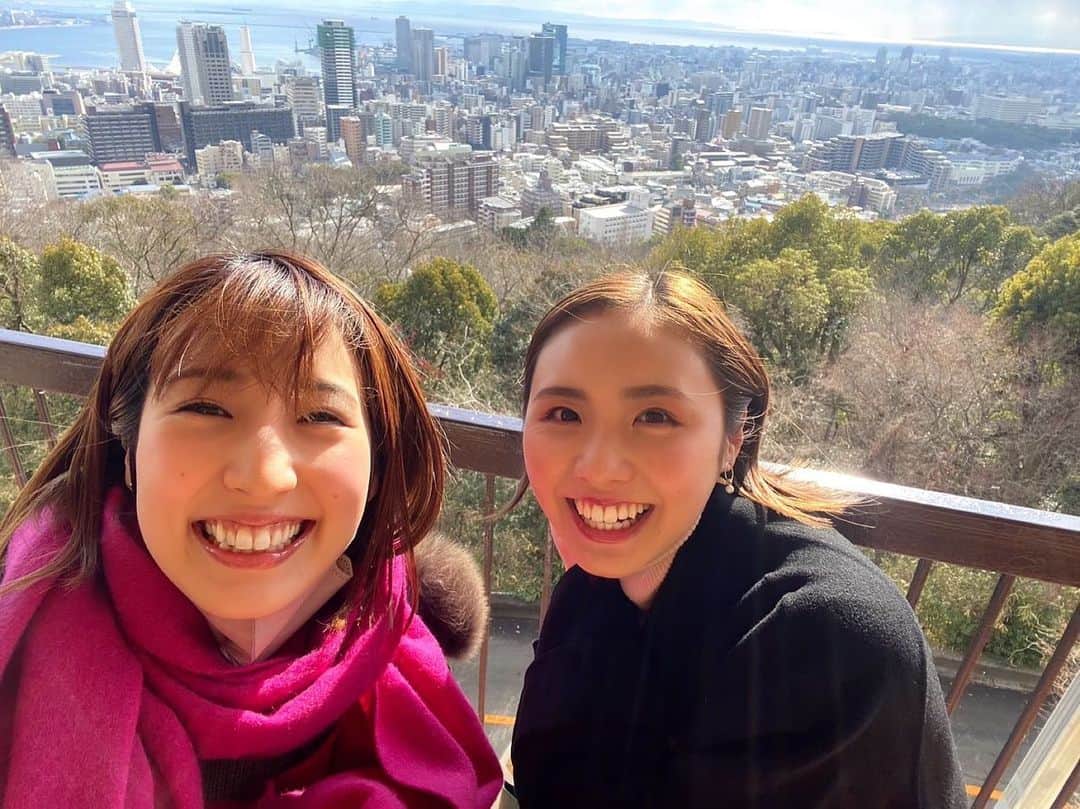 摩耶裕のインスタグラム：「. . 晴音さんpart2 . 1枚目、風に吹かれてます笑  2枚目は北野坂にあるカヌレとバターサンドのお店。 @penheur さんです✨  3.4枚目は可愛い晴音さんを激写しました❤️  晴音さんには沢山のお言葉を頂いておりますが、 その中でも特に今でもふと思い出すのですが、 付いたばかりの公演で晴音さんが私に 「ゆたかは自分の事好き？」と仰ったのですが、 私はそんな事を考えた事もなく、むしろ常に自信もなく不安ばかりでそんな自分が何時も嫌いでネガティブの塊だったので、何も答えられなかったのを覚えています。  それからこの言葉が何時も脳裏にへばりつき、 自分が好きとは？を自問自答し続けていた様に思います。 それはただナルシストとか自己中心的になるのではなく、 いつも不安げな私を見て"摩耶裕"としてどんな風に確立したいのか？を問われた様に感じ色んな所を彷徨いながらもがいていた気がします。  決して実力があるわけでもなく、飛び抜けた美貌があるわけではないけれど、コンプレックスは見方によってはチャームポイントにもなると思っていて。 その様々なコンプレックスに少しずつ向き合って変えていくと自信に繋がる事を実感してだんだん楽しくなっていました。  本当に不器用で辛くて逃げたくなって自分を見失う事もありましたが、そんな時も晴音さんが導いて下さったお陰で私らしさを見つける事が出来たと言っても過言ではありません。  だから今、どんな事が目の前に来ても乗り越えられる精神力があり、挑戦心があります。 と今は自信を持って言えます笑 "辛い今"だけが人生の全てではなく乗り越えた後に見える景色を思い描いて今も何事も取り組む様にしています☺️  逆に言うと"楽しい今"だけを求めるのは危険な気がします。  人生は経験だと言いますが、本当にそうで人に何度言われても結局は自分自身が身をもって経験しないと確信には変わらないのだな。とも "摩耶裕"としてでなく人としても成長させて頂きました。  なんか私の経験談を語ってしまいました笑 と偉そうな事言ってますが、まだまだ未熟で知らない事だらけで沢山失敗もすると思いますが、 これからも沢山の事知っていきたいです✨  #晴音アキ さん #人生の師匠  #感謝 ✨」