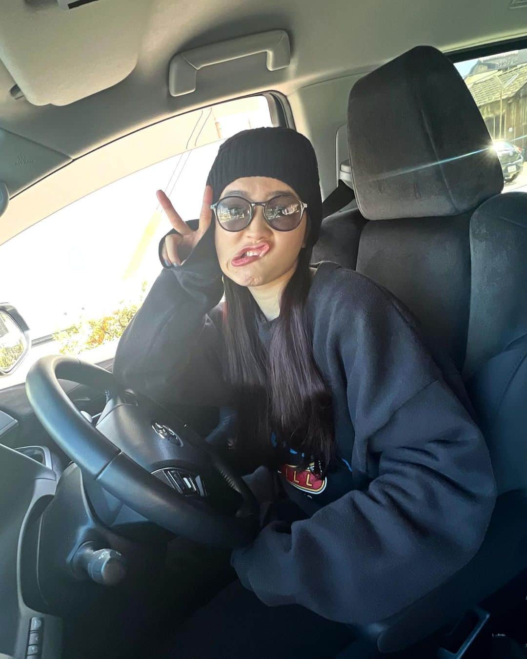 富久美玲のインスタグラム：「_ . ローーーーーーーーーーーーング！ . ウィッグ付き帽子🫡 . 本当はスノボ用に買ってたけど 今期まさかの1回もスノボ行けず💧 .」