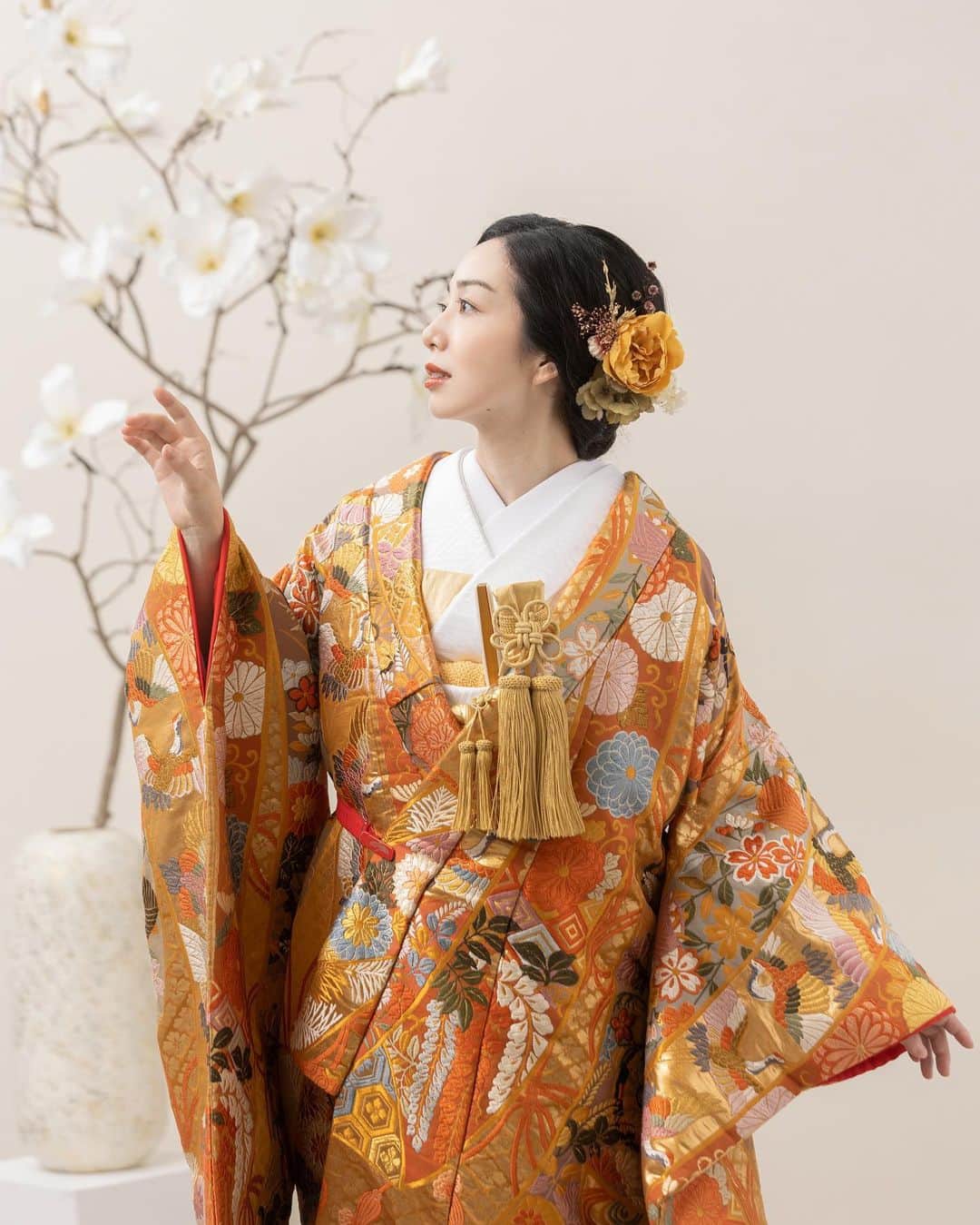 THE KIMONO SHOPのインスタグラム：「． 金彩花鳥大熨斗目 ． ゴールド地の古典的な大柄の色打掛 ． 段々暖かくなってきましたね！ ． 桜咲く時期にロケ撮影などいかがでしょうか？ ． お得なキャンペーンも実施中です♪ ． 皆様のご予約をお待ちしております♡  ┈┈┈┈┈┈┈ ❁ ❁ ❁ ┈┈┈┈┈┈┈┈  𓇬𓏸𓂂3月campaign𓂂𓏸𓇬 . . 4月末までにご使用の方に ご新規様10%off𓂃𓍯 . . 3月来店予約は プロフィールのHPより ご予約承ります𓂂𓏸𓍼 @thekimonoshop_official  . . ※東京店は移転しております . *※東京店※* 〒105-0022 東京都港区海岸1-16-1 ニューピア竹芝サウスタワー12階 ☏03-6402-7271 ・ *※大阪店※* 〒530-0041 大阪市北区天神橋4-7-16 大阪国際学院扇町ビル8階 ☏06-6355-5308 . ※ 火曜日定休（祝日営業） . *※福岡店※* 〒812-0027 福岡県福岡市博多区下川端町3-1 博多リバレインモールB2F ☏092-409-4221 . . #thekimonoshop  #THEKIMONOSHOP #着物 #kimono  #キモノ #白無垢 #色打掛 #和装 #和装結婚式 #和装小物  #和装前撮り #和婚 #前撮り #撮影 #着物レンタル #着物コーディネート  #和装コーディネート  #結婚式 #披露宴 #プレ花嫁  #プレ花嫁準備  #プレ花嫁さんと繋がりたい  #日本中のプレ花嫁さんと繋がりたい #カップルフォト #夫婦写真 #marry花嫁」