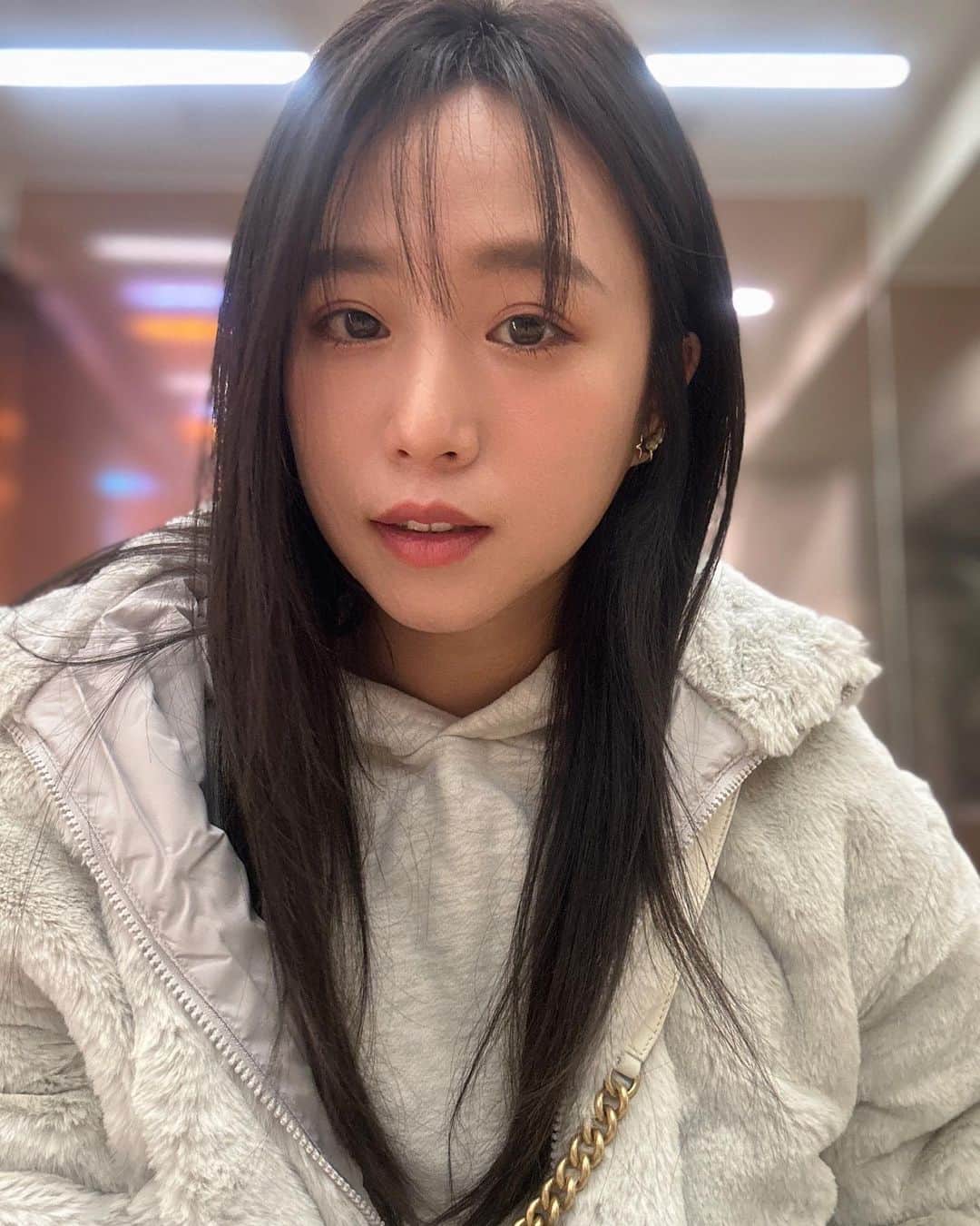 鄭茵聲のインスタグラム：「設計師問我想染什麼顏色 我說想要染深 但要有氣質 有質感的顏色 直接 超 滿 意 感謝 @tomosuke.22 #cubex」