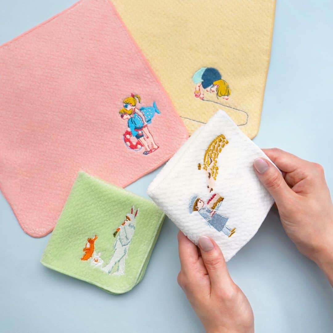 のインスタグラム：「北原明日香さん×伊東屋  これからを担う若手作家さんのクリエィティブ活動を応援したい。 そんな思いから作家と伊東屋が二人三脚で挑む、伊東屋アートプロジェクト。 第一弾に続きイラストレーター・北原明日香さんとのコラボレーション企画二作目がリリースしました。  楽し気な表情の動物やこどもたち。 優しくてあたたかい、作品の魅力をぎゅっと詰め込んだハンカチやトートバッグなど家族で使えるアイテムです。  本日より伊東屋オンラインストアの他、以下の店舗でもご覧いただけます  ・銀座 伊東屋 G.Itoya1階※作品含む 3月8日（水）～4月27日（木） ・伊東屋各支店 3月8日(水)～4月4日(火) ・横浜元町2階※作品含む 4月1日（土）～未定  ・銀座 伊東屋　K.Itoya B1階※個展 5月8日(月)～5月15日(月)  Kitahara Asuka × Itoya #北原明日香#イラストレーター #illustrator#illustration#art#ginzaitoyastore#itoya#文具#文房具好き#文具好き#文具沼#文房具沼#伊東屋#銀座伊東屋 #ginzaitoya#stationery#stationeryaddict#stationerylove」