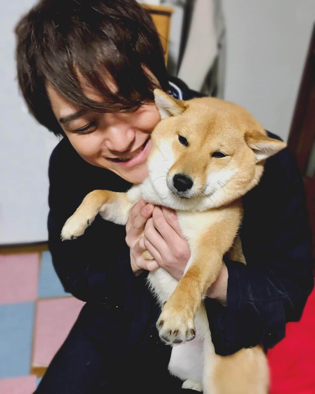 工藤秀平さんのインスタグラム写真 - (工藤秀平Instagram)「本日は実家の犬。くるみちゃんの誕生日（うちのベースマンみのさんの誕生日）でもあります。くるみ誕生日おめでとう。いつも俺に抱かれている時嬉しそうな顔してくれてありがとう！」3月8日 18時43分 - kkshuhei