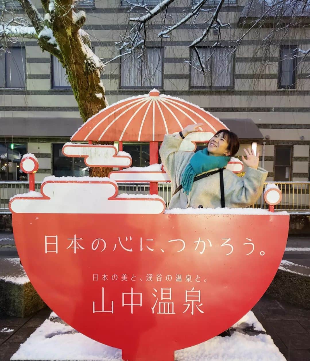服部ひで子のインスタグラム：「冬の背中が 見えなくなりそうな 今日この頃。  冬好きとしては ちょっぴり寂しいですが  たくさんの 冬らしさを感じさせてくれた 今期の冬にありがとうです☃️✨❄️」