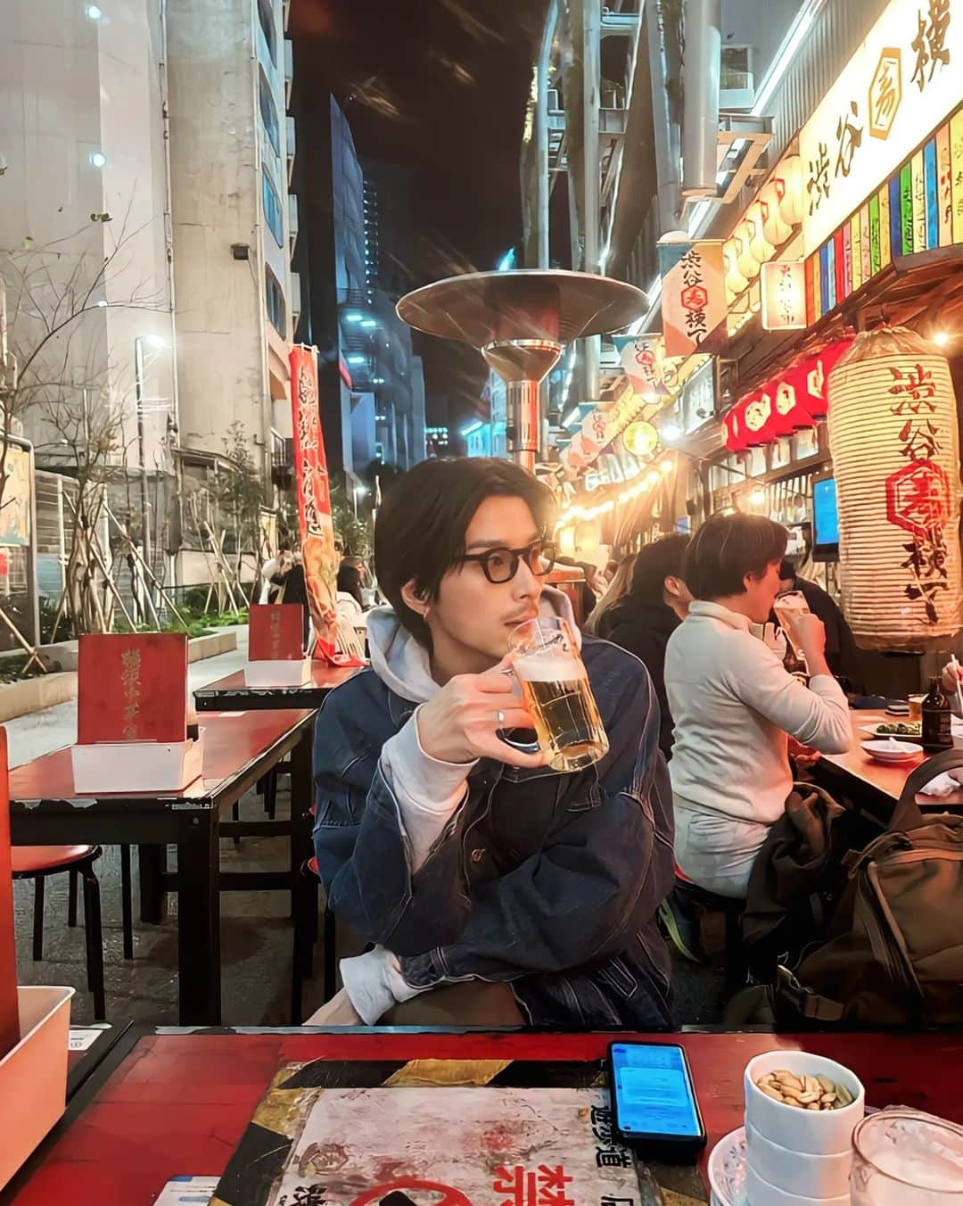 加藤康貴のインスタグラム：「ようやく外飲みできる季節。  ビールが美味い！ あとは花粉シーズンさえ終われば… って感じですね。  jacket : #vintage hoodie : #losangelesapparel  glasses : #guepard」