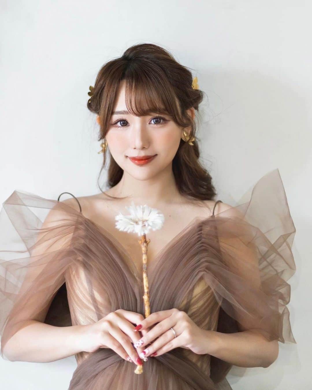 加藤里奈のインスタグラム：「⋆  かわいいかわいいドレススタイル🤎  #プレ花嫁 #花嫁  #結婚式 #東海プレ花嫁   #ウエディングドレス  #ウェディングドレス選び  #2023秋婚 #2023夏婚 #披露宴 #披露宴会場コーディネート #卒花嫁 #プレ花嫁準備 #プレ花嫁ダイエット #プレ花嫁2023 #ウェディング前撮り #ウェディング撮影 #ウェディングフォト  #沖縄挙式 #カラードレス #花嫁ヘアスタイル #ドレス迷子 #卒花嫁レポ #ゼクシィ」