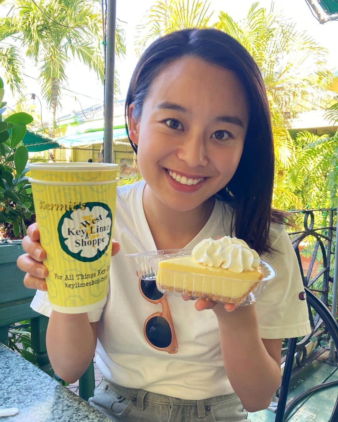 白鳥羽純のインスタグラム：「🍋🥧  キーウェスト名物キーライムパイと、キーライムジュース！  意外と甘いパイと、酸っぱいジュースが太陽に熱された身体に沁みる〜 さすがはアメリカ最南端、1月なのに真夏くらい暑かったんです〜  道端にはお散歩中のワイルドアニマルズ🦃  #keywest #keylimepie  #kermitskeylimeshop #duvalstreetkeywest」