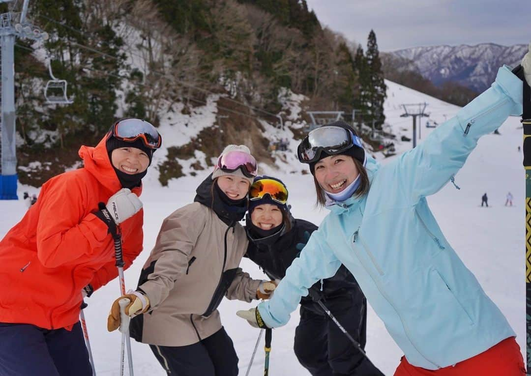 伊藤さつきさんのインスタグラム写真 - (伊藤さつきInstagram)「伊藤三姉妹×グランスノー奥伊吹☃️  たくさんの方のご協力をしていただき、無事に開催できました🙏🏻  私自身とても楽しい日になりました☺︎ ありがとうございました😊  ラジオブースでのおしゃべりも楽しかった〜🫶🍚  #グランスノー奥伊吹  #モーグル @gransnow_okuibuki @farm_watamuki #滋賀県」3月8日 19時08分 - satsukiito