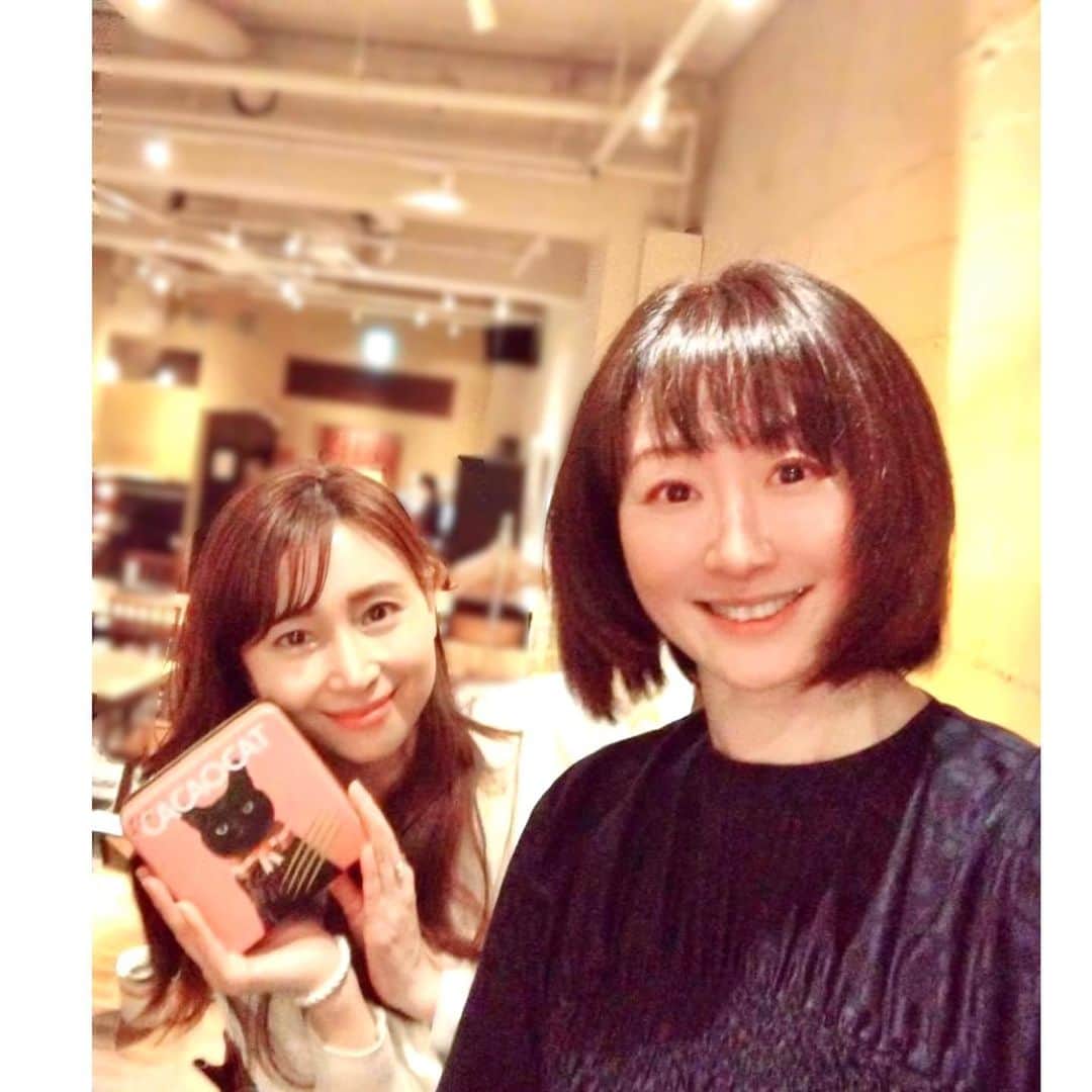 中野公美子のインスタグラム：「昨日は、みなちゃんとご飯🥰 みなちゃんは、普段から見た目も話し方も とっても可愛いのですが、 たまにめちゃくちゃ昭和なリアクションをしてきます！笑 昨日も笑ったー🤣 そして、お誕生日プレゼントも頂いたー😆🎁💕 どうもありがとう❣️ また行こうね😊  #東京メッツ #浅野実奈子　ちゃん #ミュージカル女優 #お祝い嬉しい #大食いな2人」