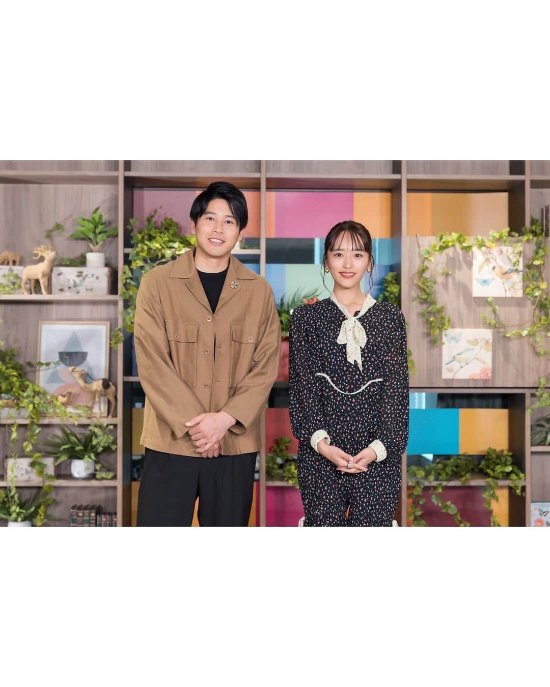 近藤千尋のインスタグラム：「今日もお疲れ様でした🥰🤍 お昼は気持ちいいお天気だったねぇ🌸  内田篤人さんの、 SDGsスクールに呼んで頂きました📺🥰 3/17ぜひ見てくださいね✨😍 みなさんと ダイバーシティ＆インクルージョンや 占いの話とても楽しかったです🔮  並ぶと私がめちゃ小さい☺️笑  #近藤千尋衣装  dress @pameopose pierce @threefourtime_official」