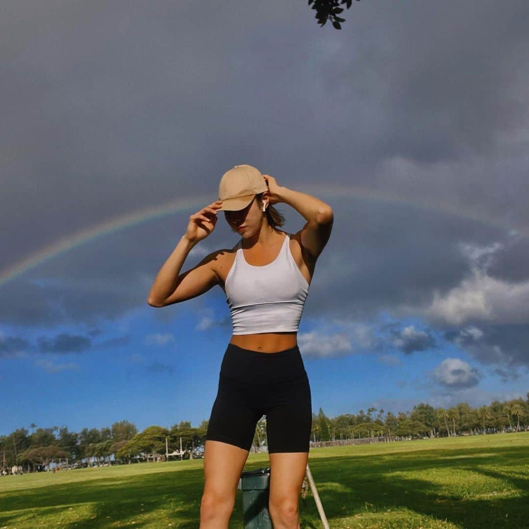 池田ゆりのインスタグラム：「Running🏃 写真見返したから🌈が写り込んでた❤︎  #workout #rainbow #虹 #hawaii #fitness #恵比寿パーソナル #トレーニング女子 #running #👟」