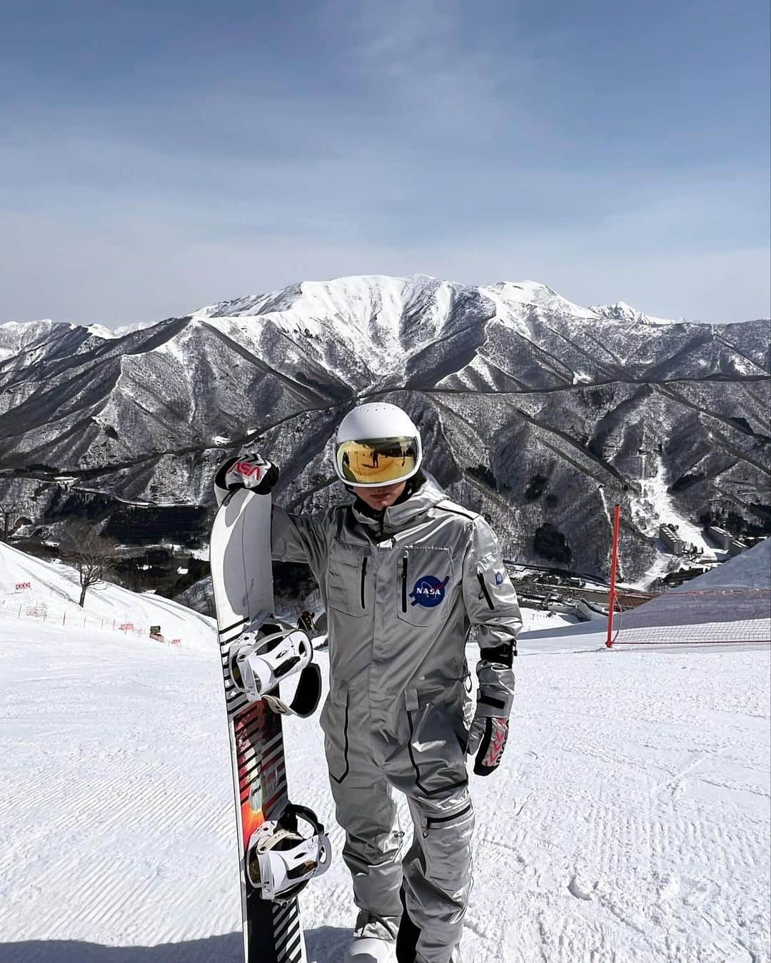 Yushi Sakuraのインスタグラム：「スノボーのウェアを一新して苗場スキー場に久しぶりに行ってきました🏂  しばらくやってなかったスノボーも 北海道で久しぶりにやったのをきっかけにまたハマってしまった😂  やっぱり身体動かすのが好きだし スポーツのベースは俺はスキーから作られてるから雪山が好きだ❄️  #snowboard #nasa#苗場」