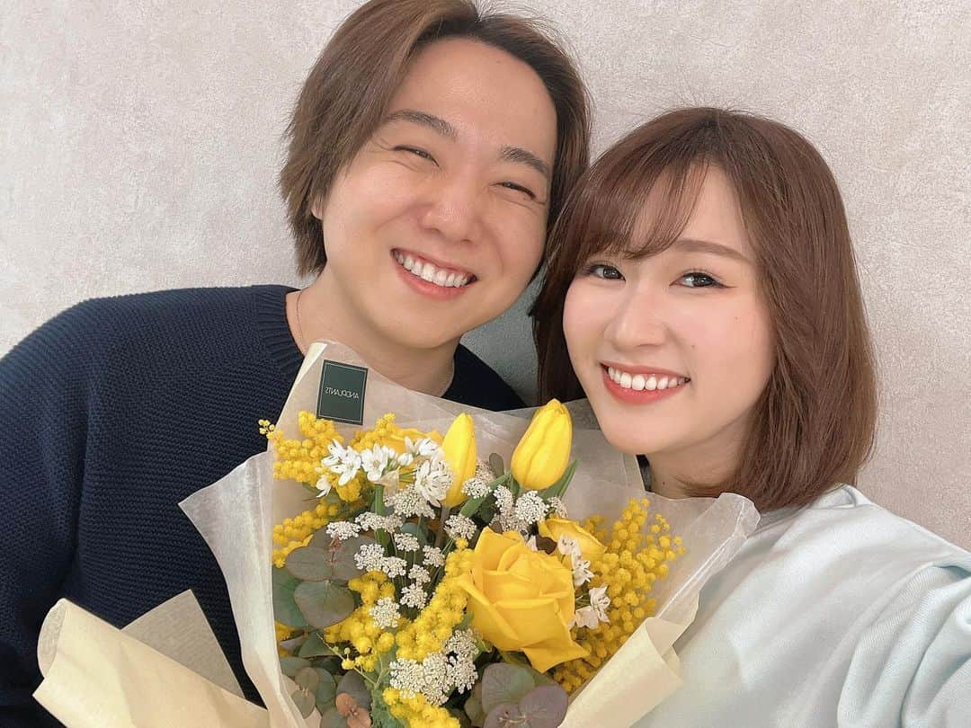 あつろーのインスタグラム：「結婚式ぶりに花束を贈りました！ ひろ大好き✨☺️ #国際女性デー #ミモザ」