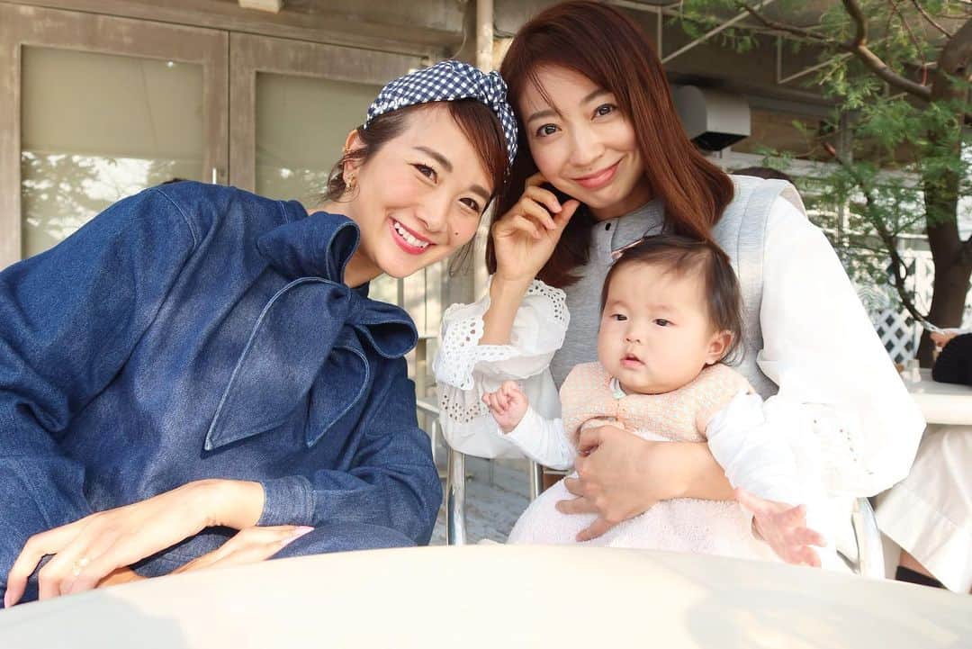 Mai Wakimizuのインスタグラム：「大阪からの帰り道、1時間だけ時間が空いたのでjunちゃんをダメ元で誘ってみたら会えた♡いつもフットワーク軽くて好き♡今日は1日とっても暖かくてテラスが心地良かった＼(^o^)／また週末♡ #mamalife#生後7ヶ月#女の子ママ」