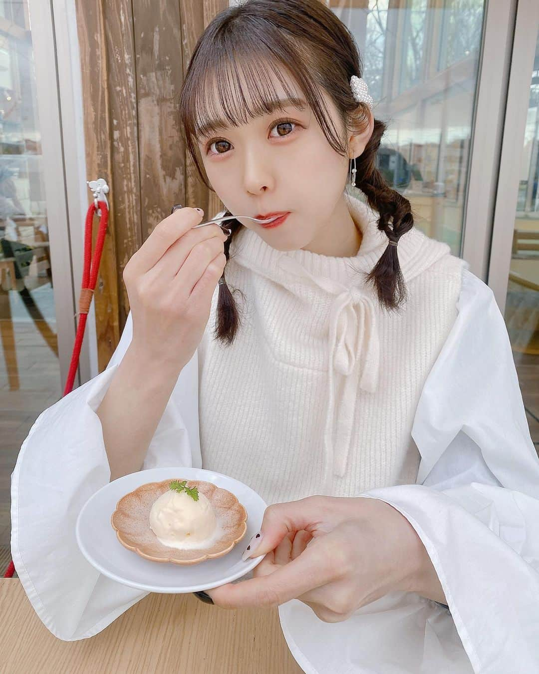 高橋美海さんのインスタグラム写真 - (高橋美海Instagram)「⁡ ⁡ ⁡ ⁡ ⁡ ぱくっ( ˙༥˙ )🍨♡ ⁡ ⁡ ⁡ ⁡ ⁡ ⁡ ⁡ ⁡ ⁡ #instagram #instadaily #instafood #cafe #café #カフェ巡り #おしゃカフェ #アイス #カフェ #hair #ヘア #ヘアアレンジ #髪型 #髪型アレンジ #くるりんぱアレンジ #くるりんぱ #三つ編み風 #春服 #春服コーデ #x純文学少女歌劇団 #髙橋美海」3月8日 19時37分 - __mimi0717