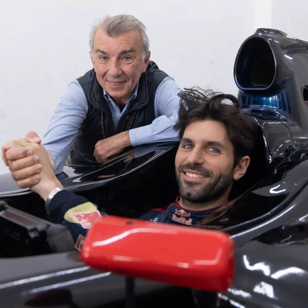 ハイメ・アルグエルスアリのインスタグラム：「Este post va dedicado a mi padre. @alguersuari_sr  Es la primera vez que dedico un escrito público a mi padre y creo que despues de lo vivido este fin de semana se encendia una mecha que me ha dado liz para escribir lo siguiente:  Me siento especialmente  orgulloso de formar parte de una familia con un apellido extraño y largo pero con mucha personalidad.  Y Si, gracias a mi padre llegué a la F1, tambien Fernando, tambien Carlos, tambien Roberto, tambien Sebastian, tambien Heikki, tambien Zonta, tambien Riicciardo, podemos seguir asi bastante lejos... La cuestion es que gracias a su visión, su ambición y su absoluta dedicación y lucha constante creando sueños inventó en el 98 la fórmula nissan, despues las world series by nissan y las world series by Renault.   Supongo que queda extraño que un hijo hable asi de su padre pero es un sentimiento y una sensación que ahora mismo me alivia escribir. Gracias Alguersuari senior  Siempre a tu lado ✌🏽💚  #racing #worldseries #solomoto #criterium #f1 #formula」