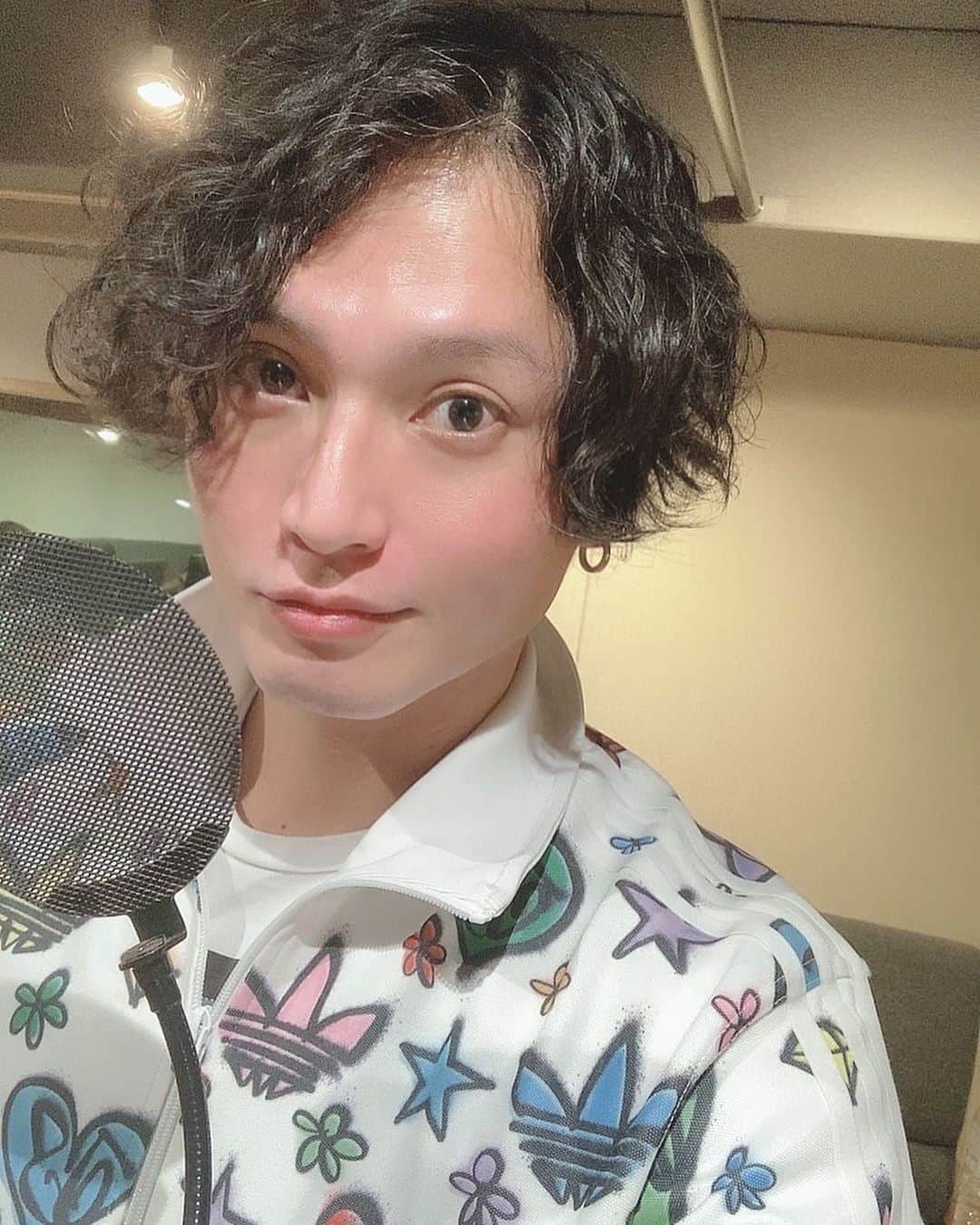 友常勇気のインスタグラム：「#青山オペレッタ ドラマ収録行って来ました☺️✨ 久々でしたが、良い緊張感の中録音する事ができました🤗🎊 スタッフの皆様、監督の羽田野さんありがとう御座います❕❕❕ そして、久々の再会😭 利根さーーーん🥹❤️ 嬉しかったぁーー🤩 からの利根さんの収録を見学させて頂きました✨✨ 流石です❕利根さん😳👍 しっかり勉強させて頂きました‧˚₊*̥(∗︎*⁰͈꒨⁰͈)‧˚₊*̥ 皆様新しいドラマCDお楽しみにー😊 イベントも楽しみ😍是非ともよろしくお願いします🤩 #青オペ #加賀見祥太 #槙晋作 #ドラマcd  #収録 #スタッフの皆様  #羽田野監督 #ありがとうございます #友常勇気 #利根健太朗 #幾つになっても  #勉強 #兄さん #流石っす #😳👍 #イベント #楽しみ #ファンイベント  #よろしくお願いします」
