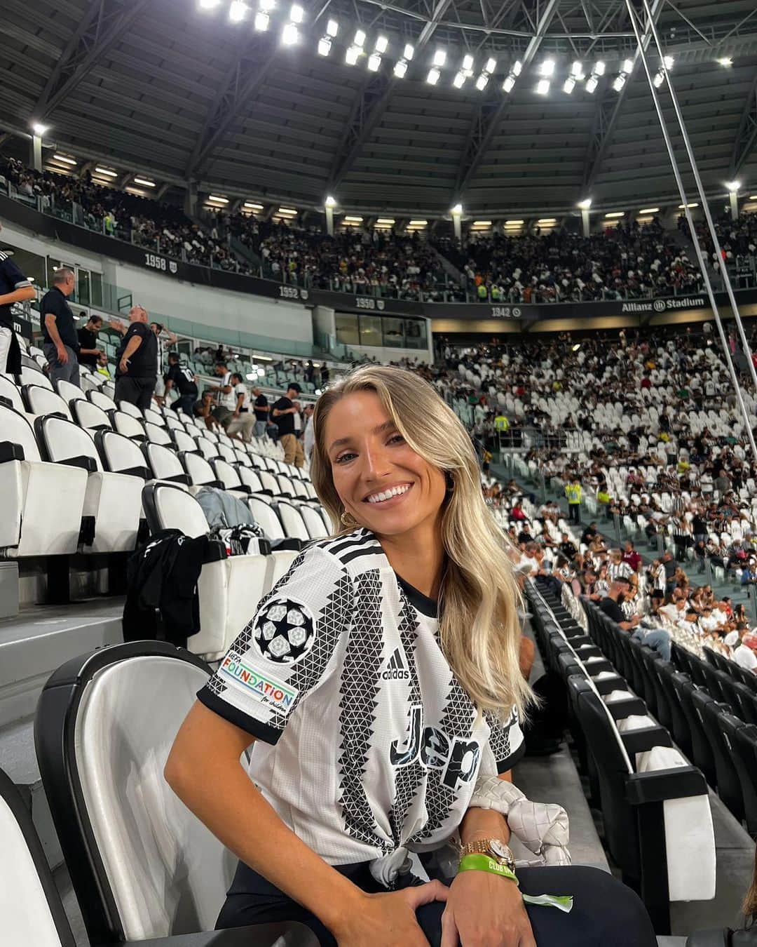 アルカディウシュ・ミリクのインスタグラム：「Auguri alle Donne: alla mia Agata💛🦆 ...e anche alla Vecchia Signora 🤍🖤」