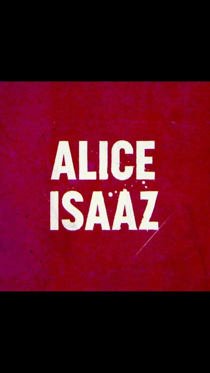 アリス・アイザズのインスタグラム：「Alice Isaaz est Billie dans #Apaches, au cinéma le 29 mars. 1900. De Montmartre à Belleville, Paris est aux mains de gangs ultra violents qui font régner la terreur sur la capitale : les Apaches. Prête à tout pour venger la mort de son frère, Billie intègre le gang. Mais plus elle se rapproche de l’homme qu’elle veut éliminer, plus elle est fascinée par ce dernier.   #Apaches de @romainquirot avec  @aliceisaaz , @nielsschneider , @rod_paradot , @artus.officiel, @emiliegavoiskahn , Bruno Lochet , Dominique Pinon, @rossydpalma , @anttonracca, @hugobeckerofficiel , @jeanluccouchard, @armelle_abibou   Produit par @paillouxfannie | @apachesproductions」