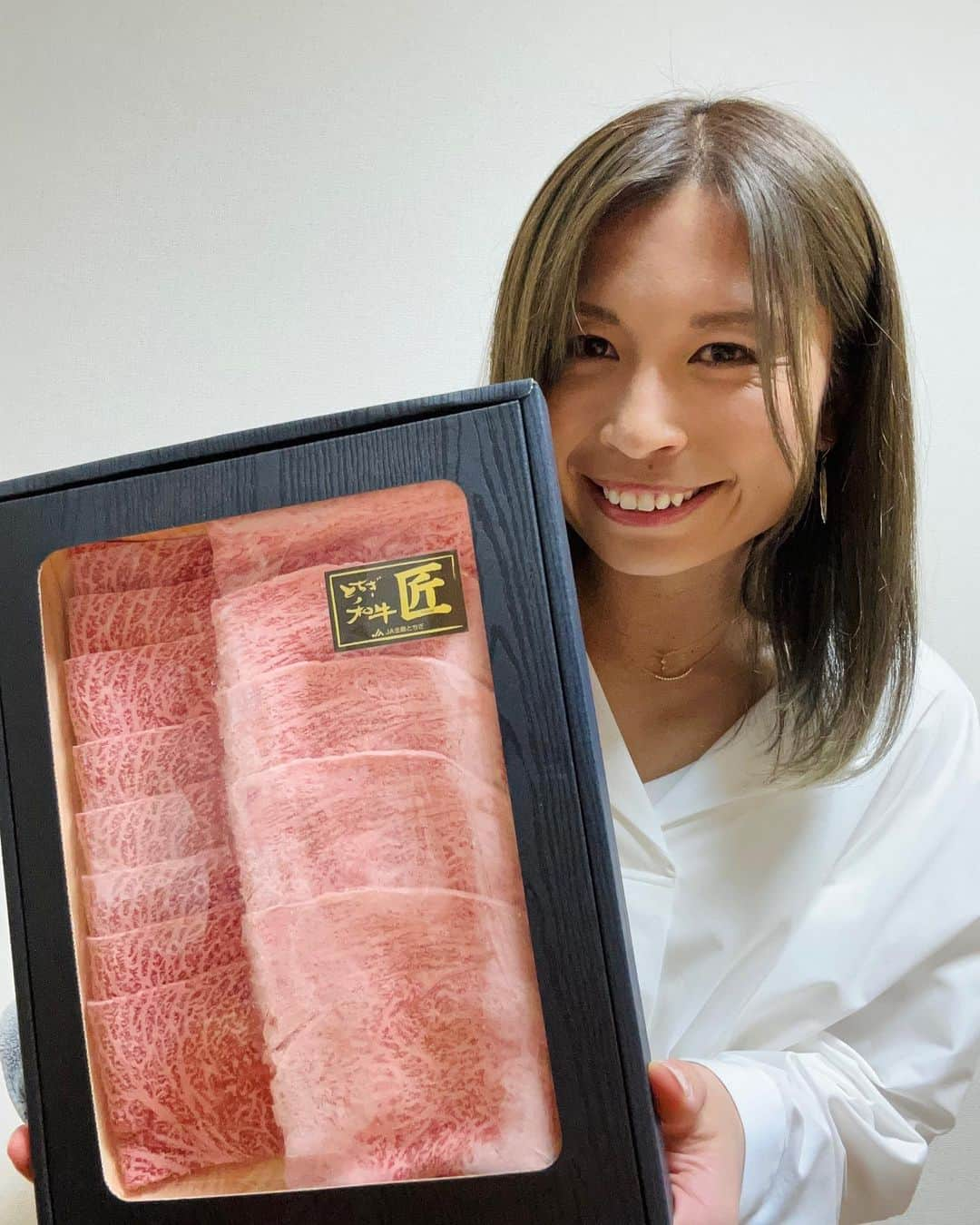 鮫島彩のインスタグラム：「⁡ ⁡ 栃木県からとちぎ和牛『匠』をいただきました！ ⁡ ⁡ 年間出荷頭数の中から、たった8%のみが名乗れる大変貴重なサシの入った霜降り肉だそうです🍖 ⁡ ⁡ とても柔らかい肉質で口の中でとろけた〜😋✨ ⁡ ⁡ 皆さん、とちぎ和牛ですき焼きなんていかがですか？♬ ⁡ ⁡ #とちぎ未来大使 #栃木県提供 #PR #とちぎ和牛」