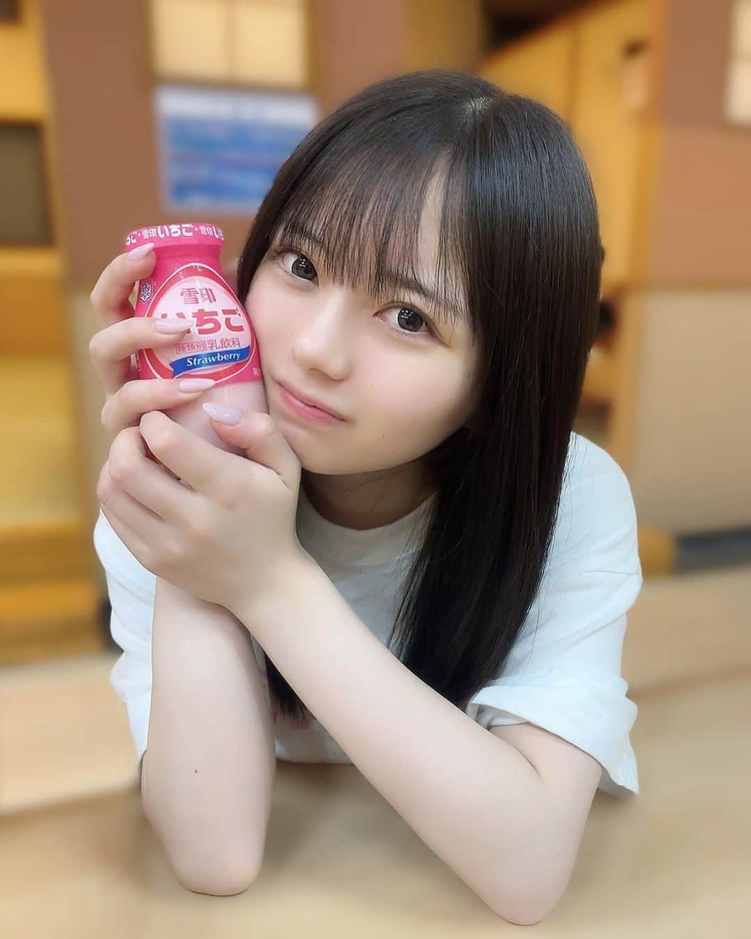 愛瀬ひなさんのインスタグラム写真 - (愛瀬ひなInstagram)「・ ♨️ ‪‪❤︎‬ お風呂のあとって飲み物がいつもより美味しく感じる、不思議 〜 ・ ・ ・ ・ ・ ・ ・    #黒髪ロング  #黒髪ぱっつん  #暗髪カラー #ウェーブ巻き  #ぱっつん前髪  #アイドル前髪  #彼女感  #彼氏目線  #アイドル  #アイドルヘア」3月8日 19時50分 - _hinakanzaki