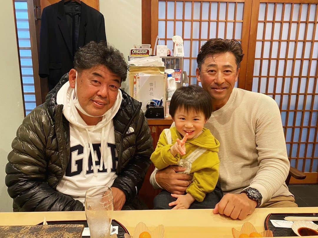 中村紀洋のインスタグラム：「. 義理兄　村上さんと 博多の村上さんの従兄弟の潮寿司🍣 . 村上さんと久しぶりに食事して　 昔よく連れてきてもらった潮寿司で、 いてまえ時代を思い出しました😄 懐かしい〜⚾️ . #いてまえ打線  #近鉄バファローズ  #5  #野球人  #元祖  #熱男  #福岡  #潮寿司唐人町商店街」