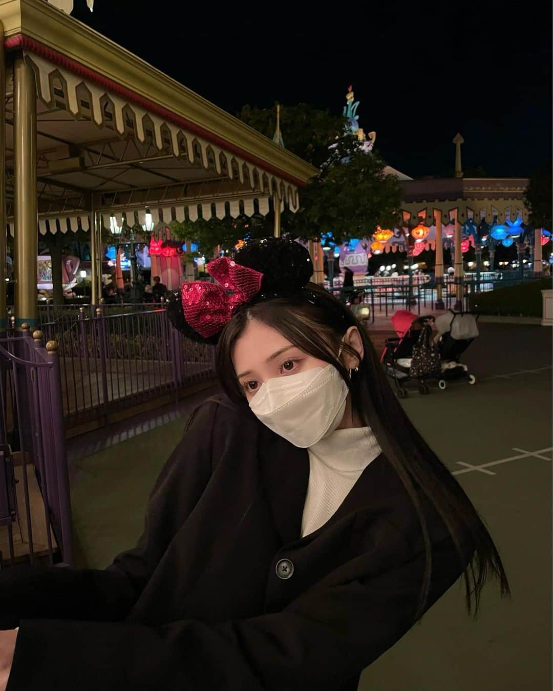 吉井美優のインスタグラム：「. バースデーディズニーしてくれた 何年ぶりかに行けて 幸せに溢れた1日だったな 〜 🏰🖤🎶」