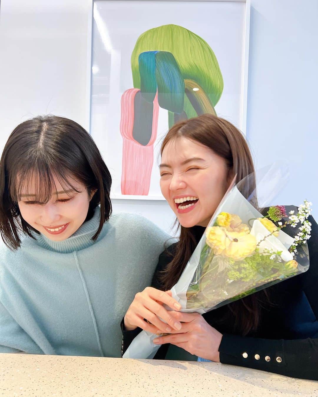 高原愛のインスタグラム：「いつもありがとう🫶🌸お誕生日おめでとうって待ち合わせ朝早かったのにお花を買ってきてくれたななみん💓大人になってできた同世代のお友達☺️自分を想ってくれて頻繁には会えなくても会う度に近況報告会🤭✨仕事が同じでも違っても互いにリスペクトがあって、落ち着く存在🌸自分を想ってくれる人がいて、人生に感謝して、日々大切に、幸せを感じて、愛の溢れる日々を過ごしたいですね🌸未熟で全然だけど、今が幸せ☺️🫶✨  #loveandpeace  #🫶#😘」