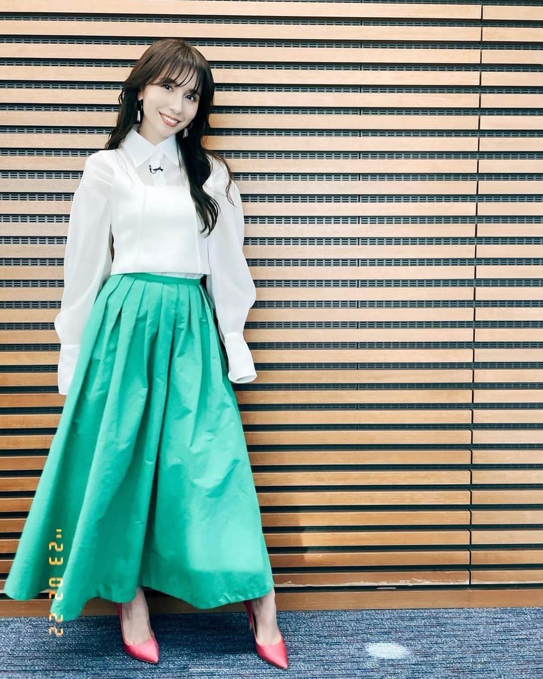 May J.のインスタグラム：「このあと夜9時から『上田と女が吠える夜』に出演します！ 観てね💚🤍  tops: @adametrope  skirt: @jillstuart.jp  #上田と女が吠える夜」