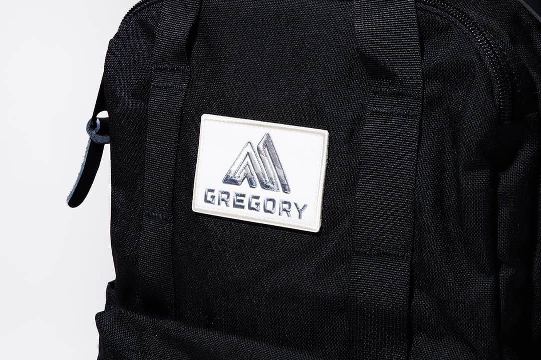 GREGORYのインスタグラム：「【COVER ALL OF GREGORY】 グレゴリーにまつわるモノ、ヒト、コト。  "ボディに際立つロゴパッチ。ブラックやグレーやブラウンなどの見慣れたそれではなく、ホワイトが採用され、ロゴを刺しゅうであしらった特別仕様です。その違いが定番モデルの表情をガラリと変え、新鮮さを漂わせます。そして、特筆すべきは生地。なんと1000デニールの丈夫な生地が用いられているのです。〈グレゴリー〉のクラシックシリーズ随一の力強さで、安心感を覚えます。"  #グレゴリー #gregory #coverallofgregory」